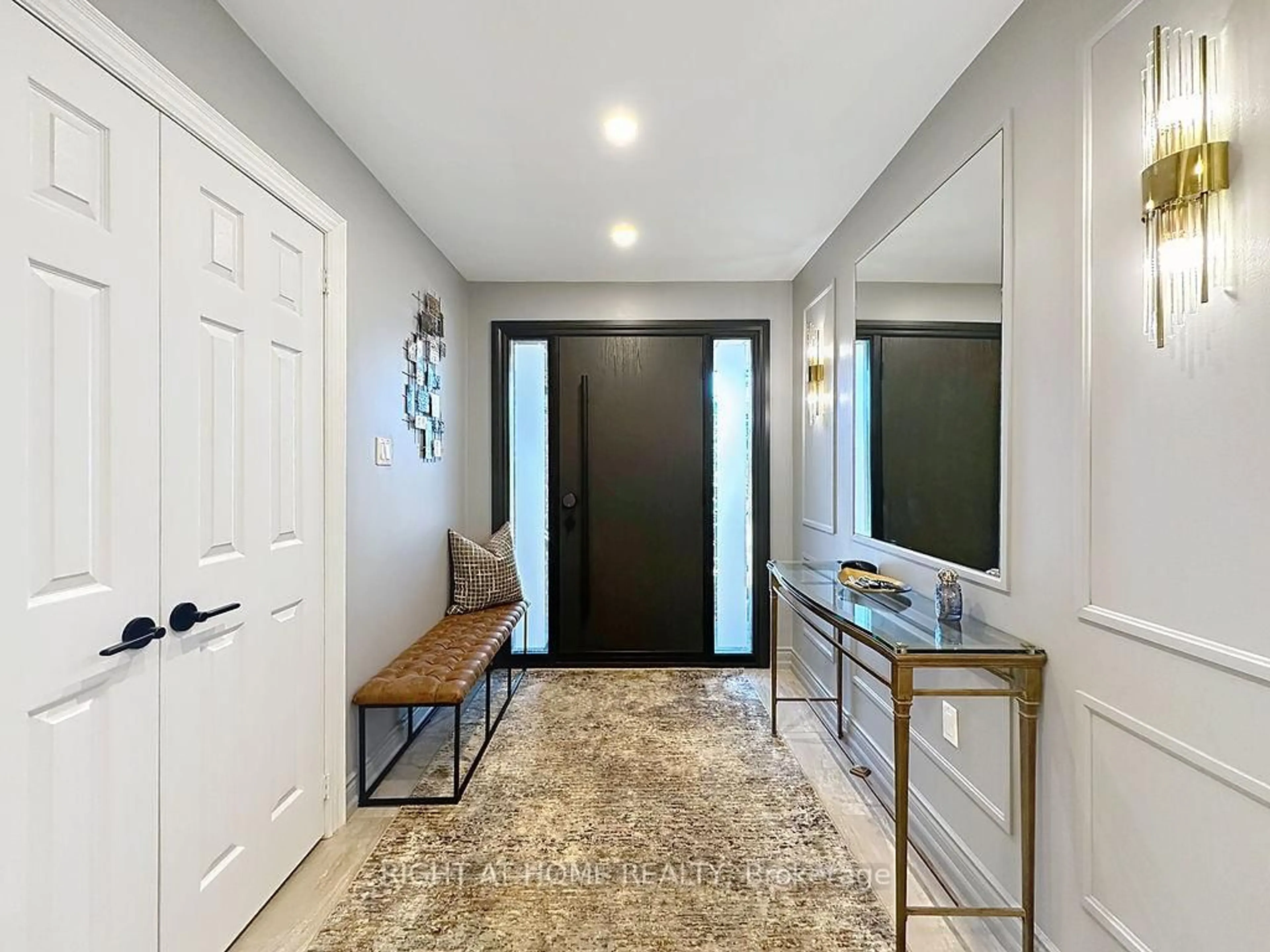 Indoor entryway for 1986 Roy Ivor Cres, Mississauga Ontario L5L 3N8