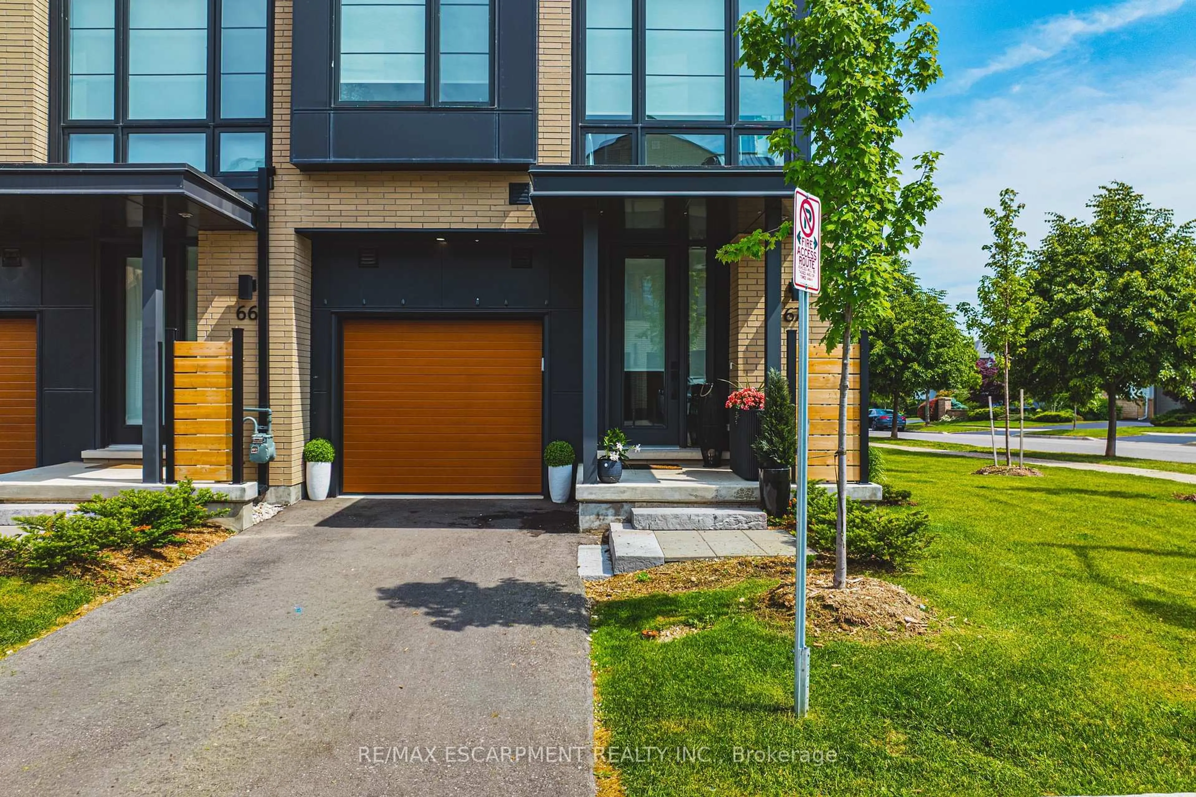 Home with brick exterior material, street for 2273 Turnberry Rd #67, Burlington Ontario L7M 4S6