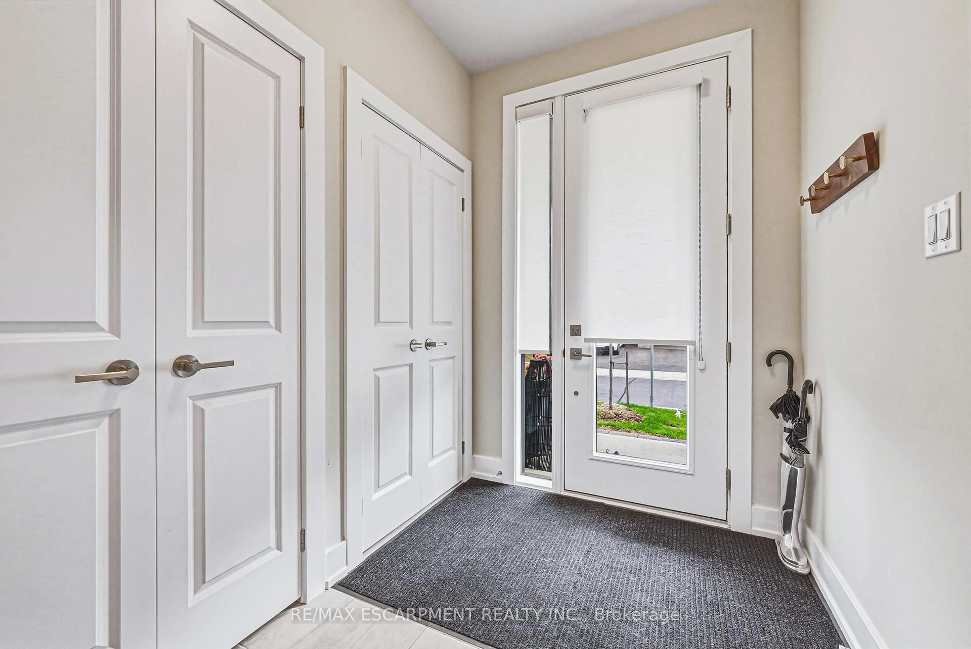 Indoor entryway for 2273 Turnberry Rd #67, Burlington Ontario L7M 4S6