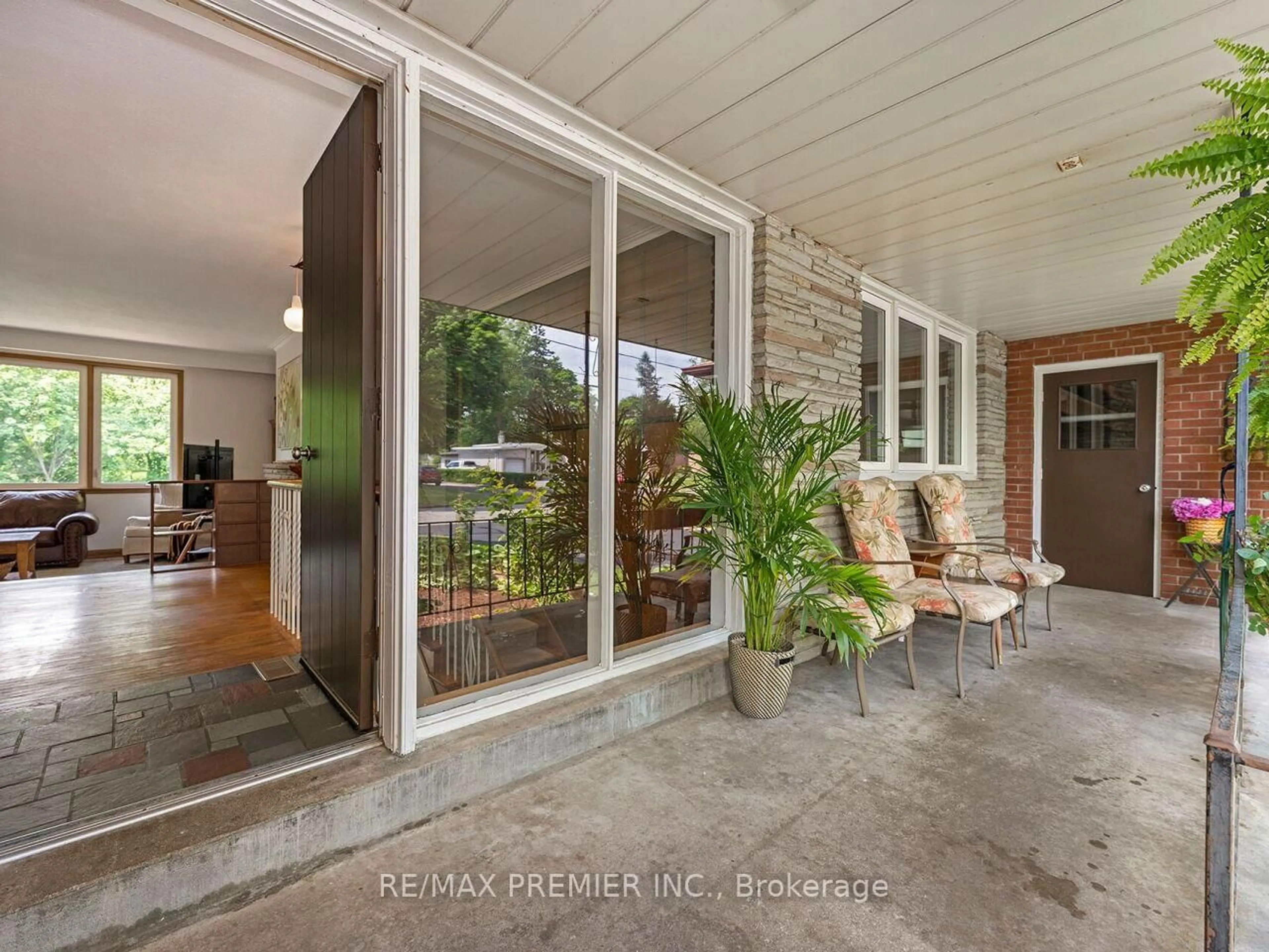 Indoor entryway for 41 Florida Cres, Toronto Ontario M9M 1P4