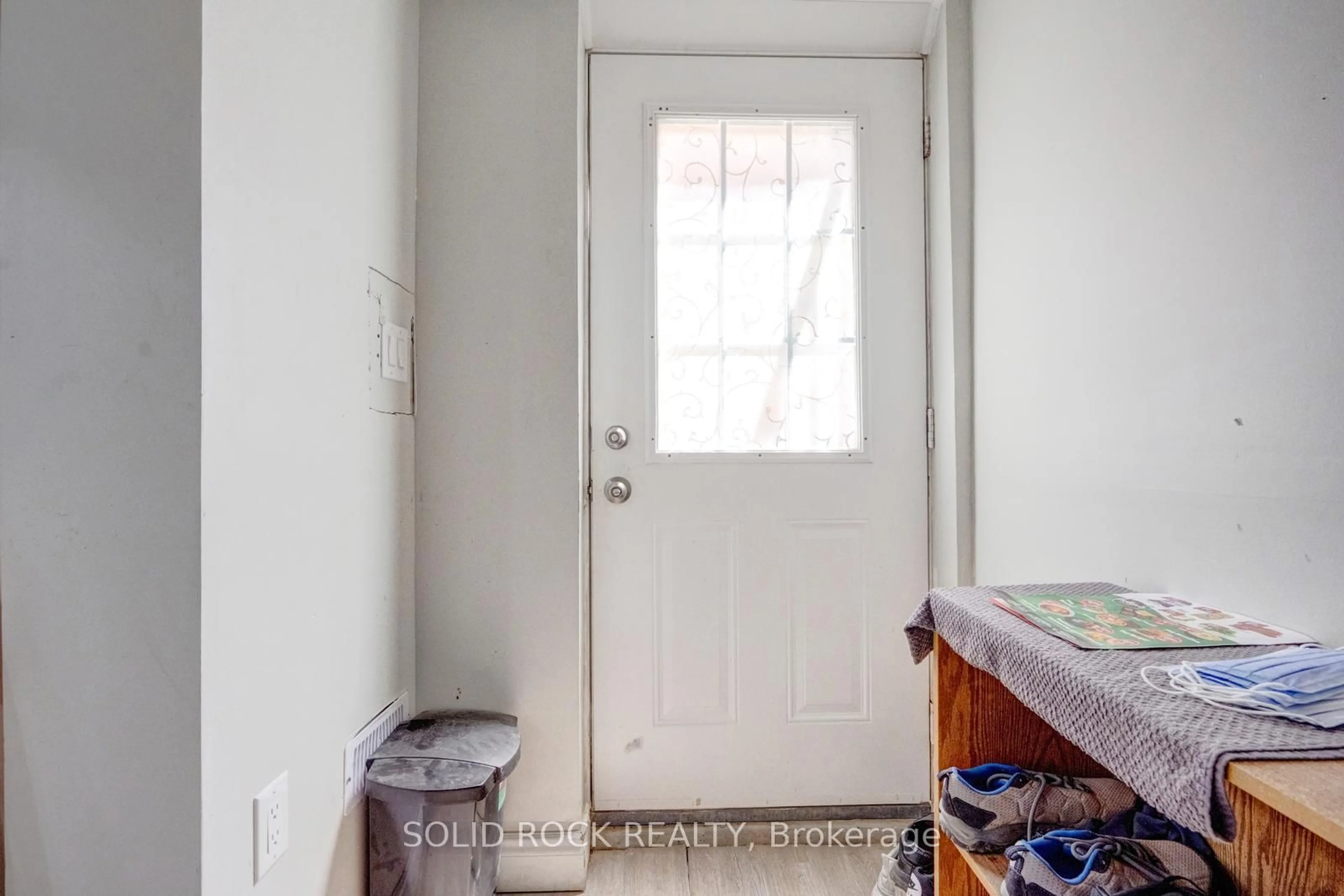Indoor entryway for 60 Martindale Cres, Brampton Ontario L6X 2T9