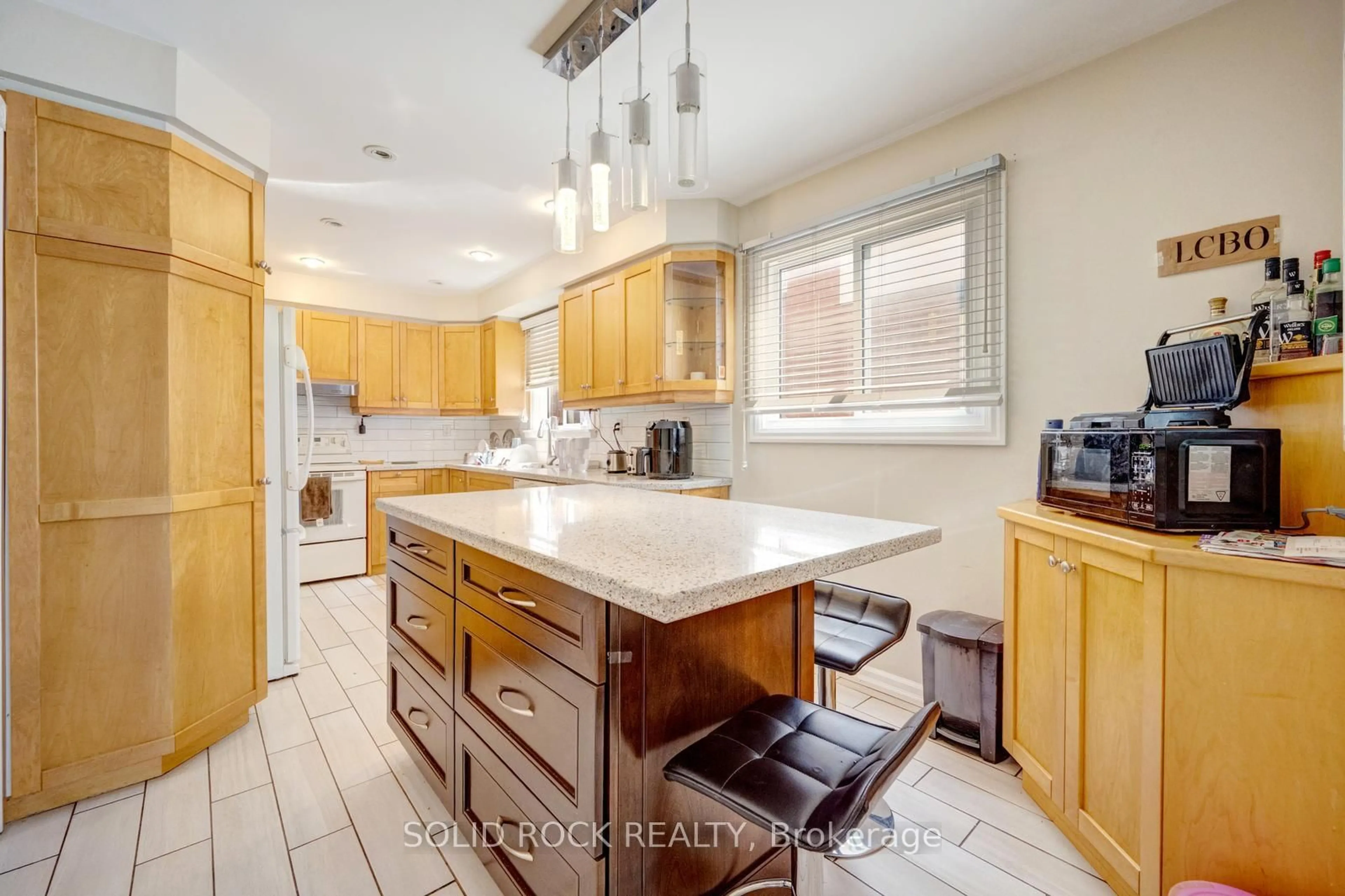 Open concept kitchen, ceramic/tile floor for 60 Martindale Cres, Brampton Ontario L6X 2T9