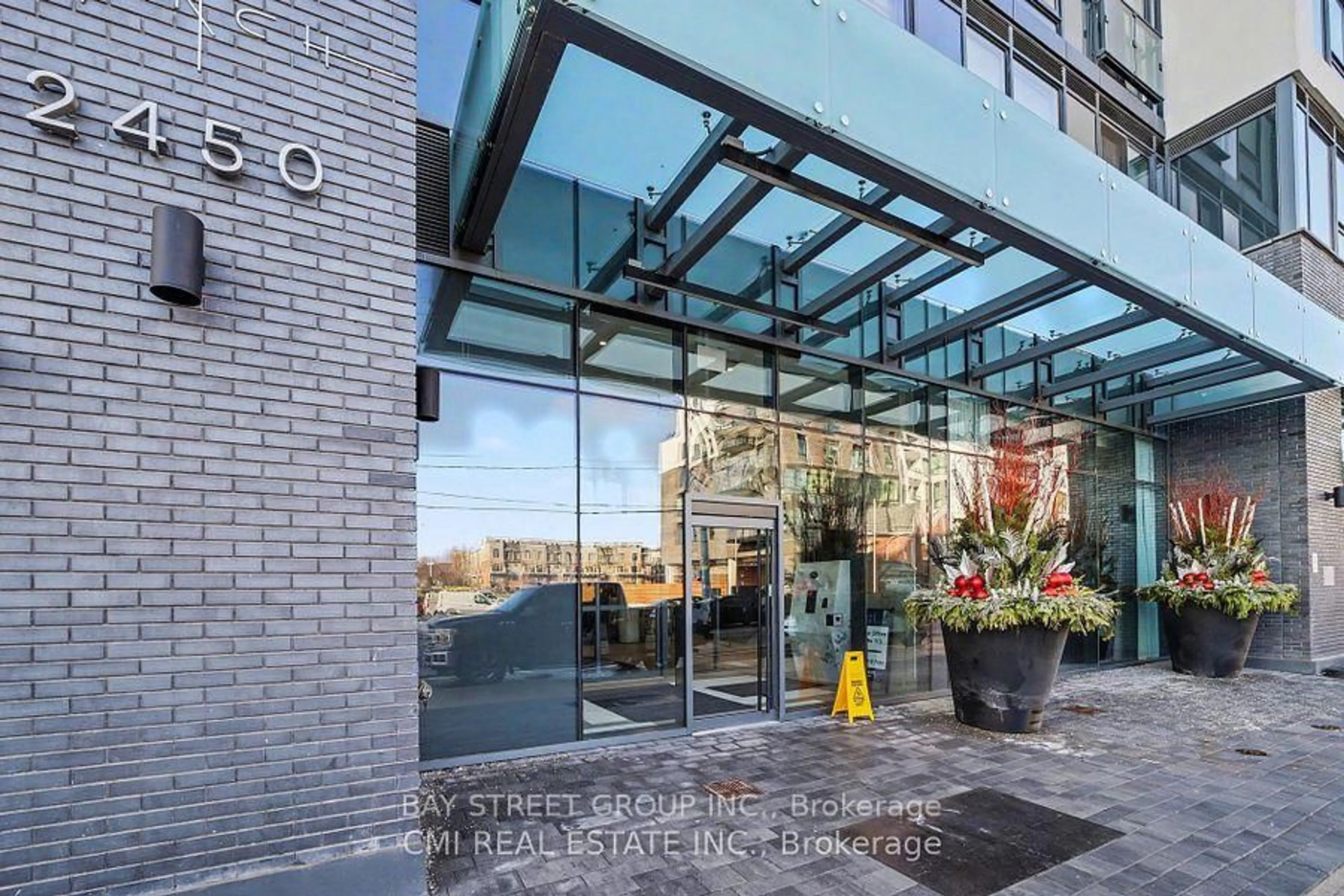 Indoor foyer for 2450 Old Bronte Rd #231, Oakville Ontario L5M 5P6