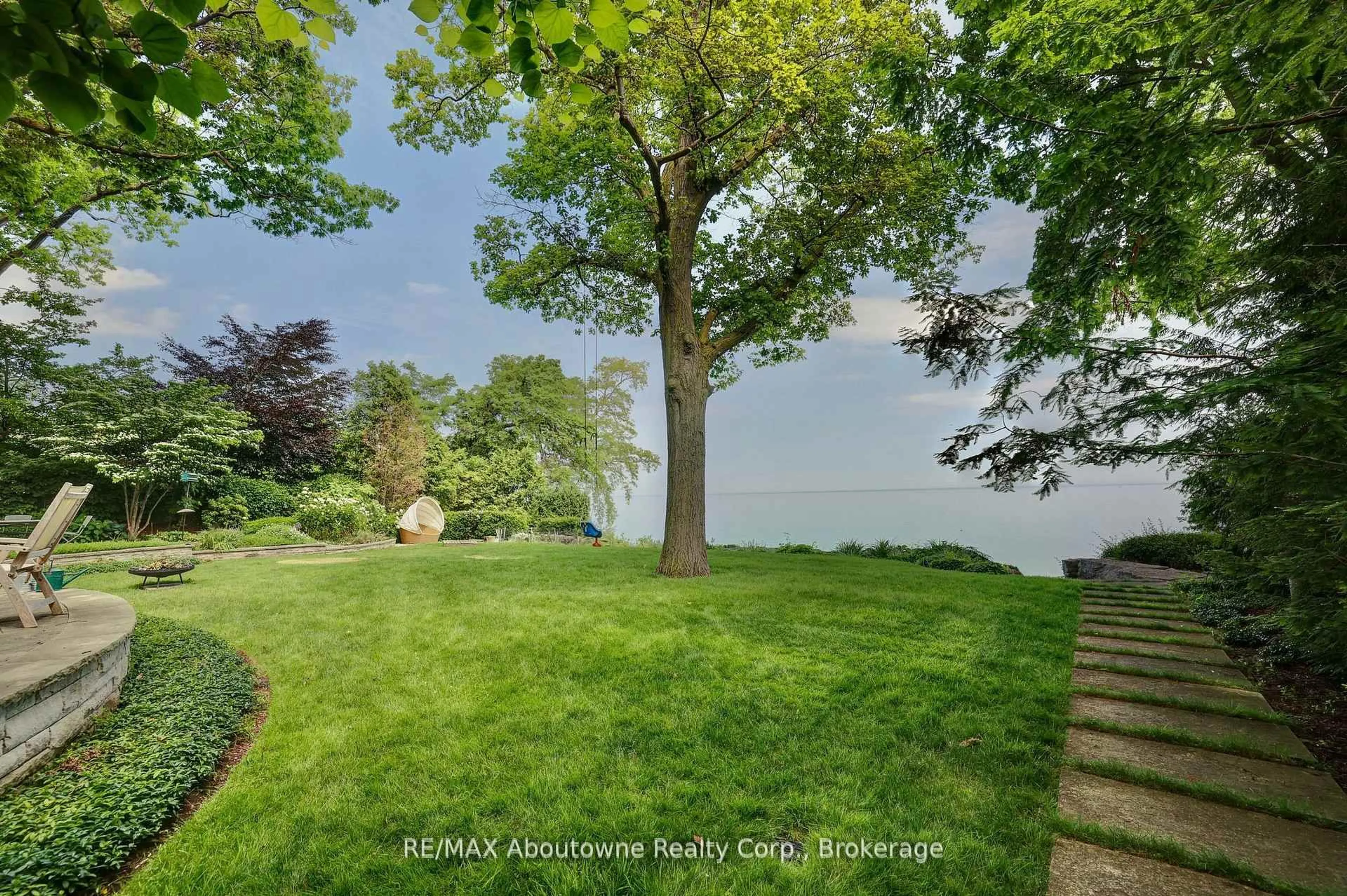 A pic from outside/outdoor area/front of a property/back of a property/a pic from drone, forest/trees view for 350 King St, Oakville Ontario L6J 1C2