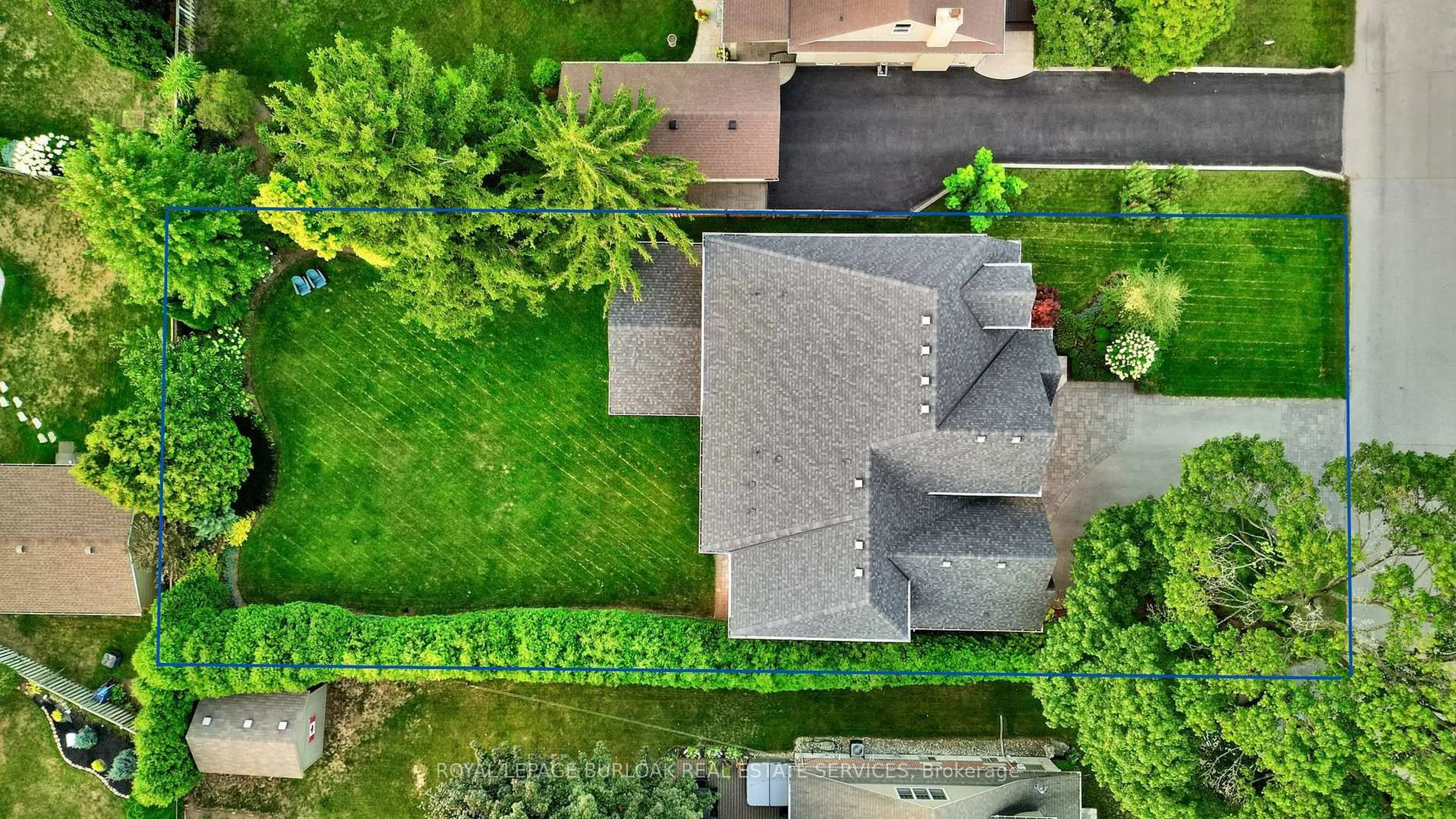 A pic from outside/outdoor area/front of a property/back of a property/a pic from drone, street for 647 Cedar Ave, Burlington Ontario L7T 2R4