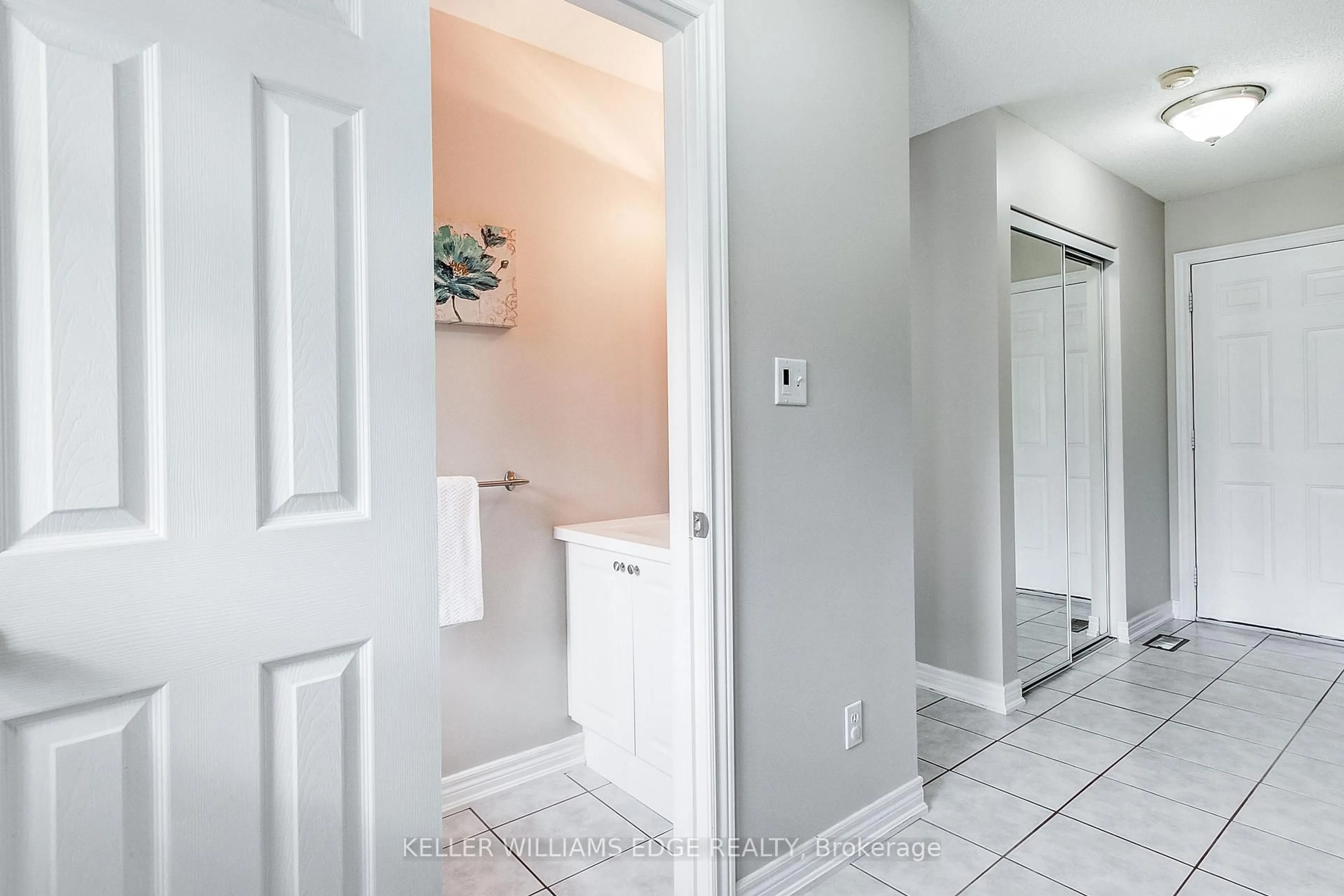 Indoor entryway for 1749 Creek Way, Burlington Ontario L7L 7E1