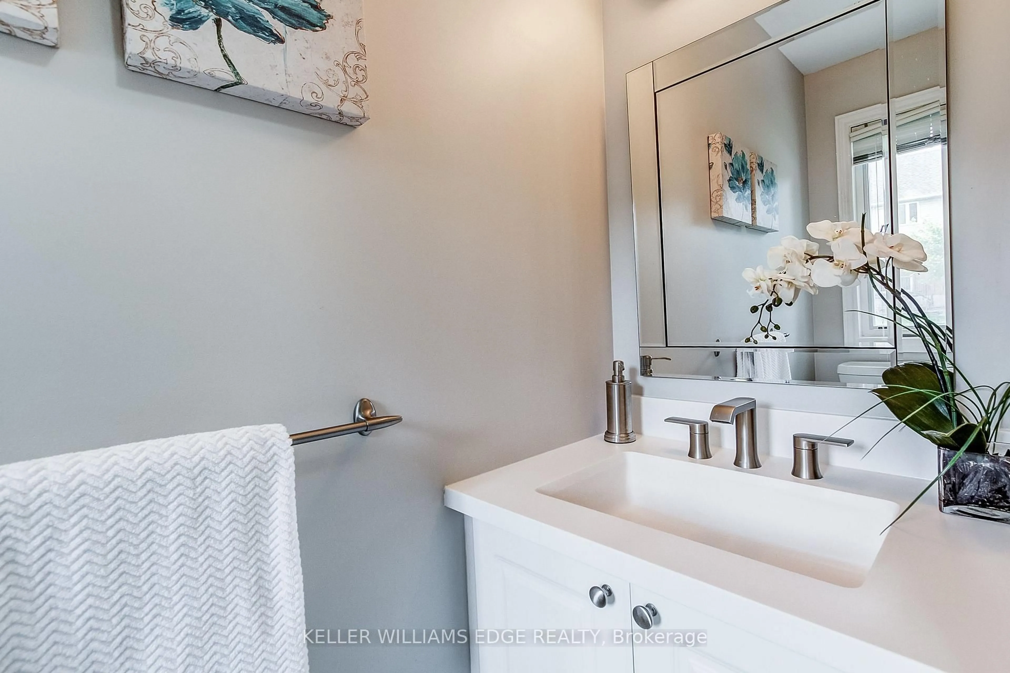 Contemporary bathroom, ceramic/tile floor for 1749 Creek Way, Burlington Ontario L7L 7E1