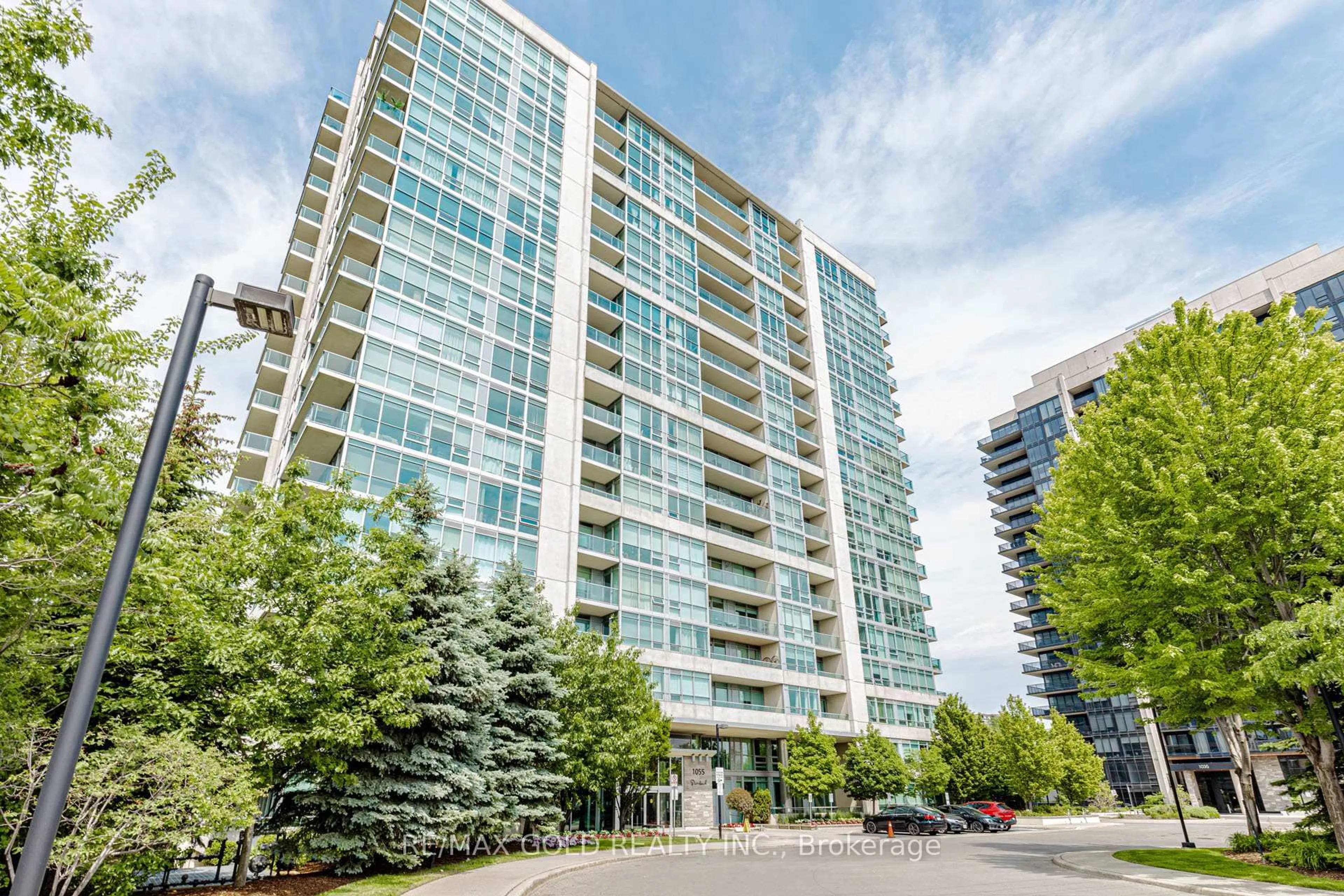 Patio, building for 1055 Southdown Rd #313, Mississauga Ontario L5J 0A3