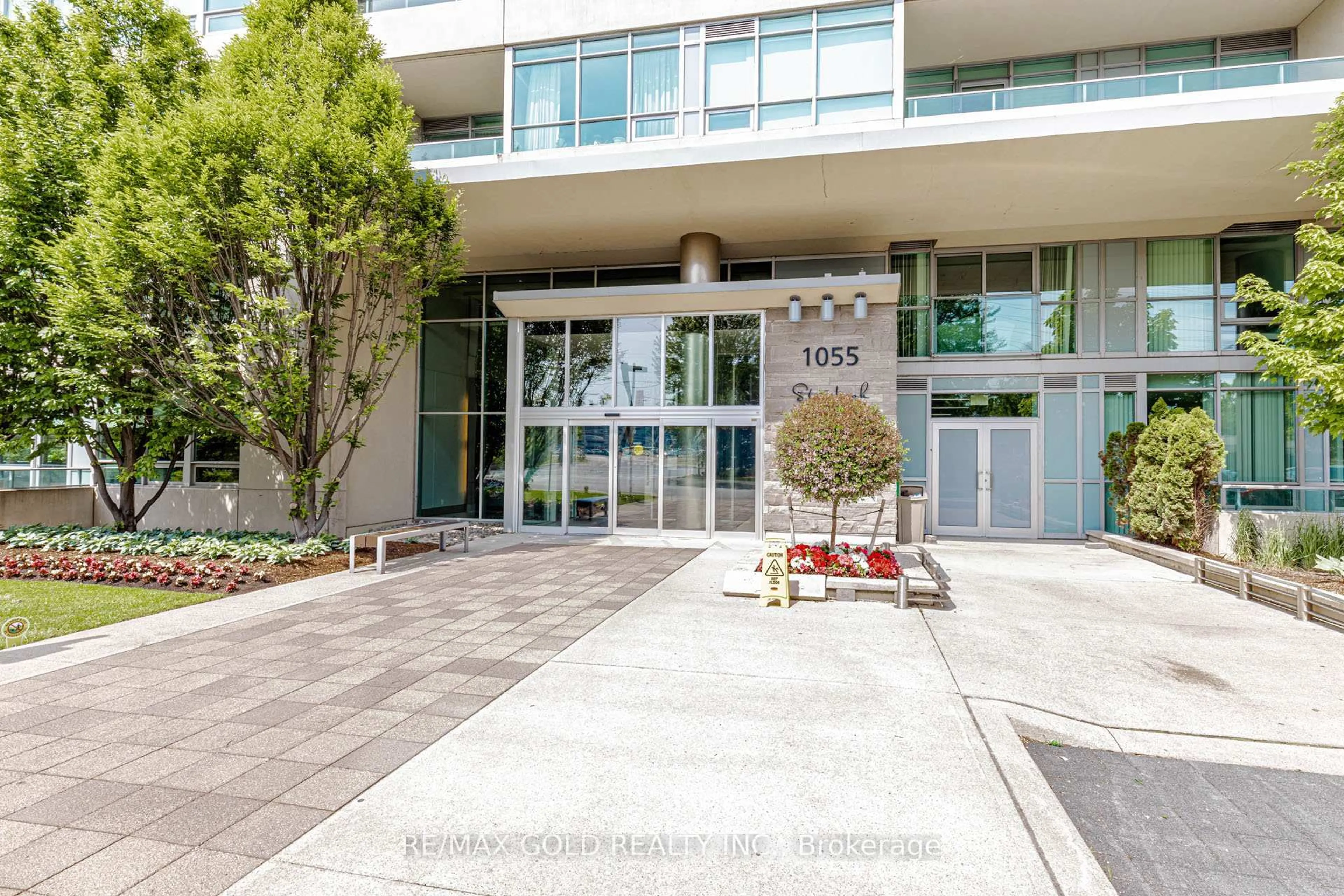 Indoor foyer for 1055 Southdown Rd #313, Mississauga Ontario L5J 0A3
