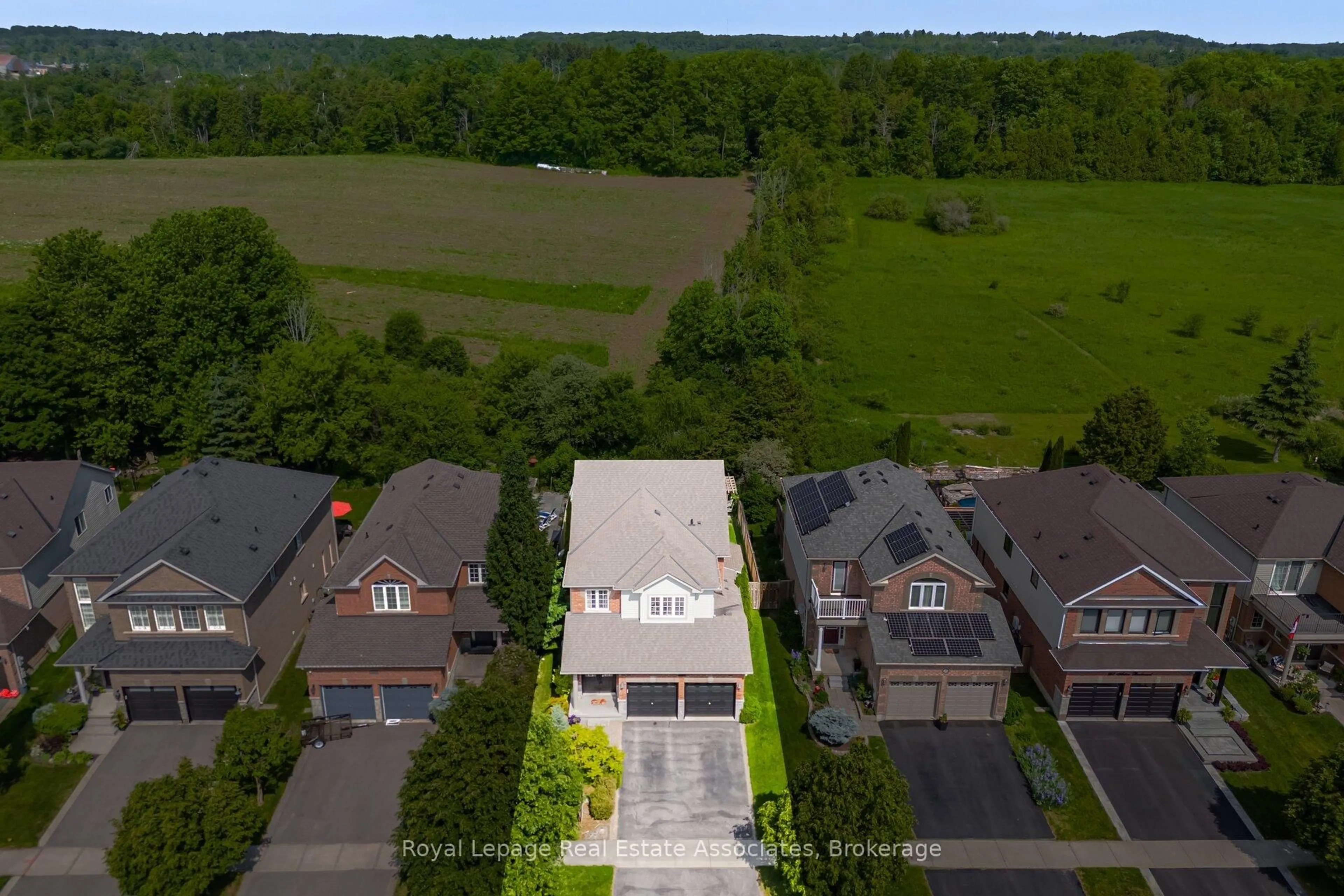 A pic from outside/outdoor area/front of a property/back of a property/a pic from drone, unknown for 205 Acton Blvd, Halton Hills Ontario L7J 2Y4