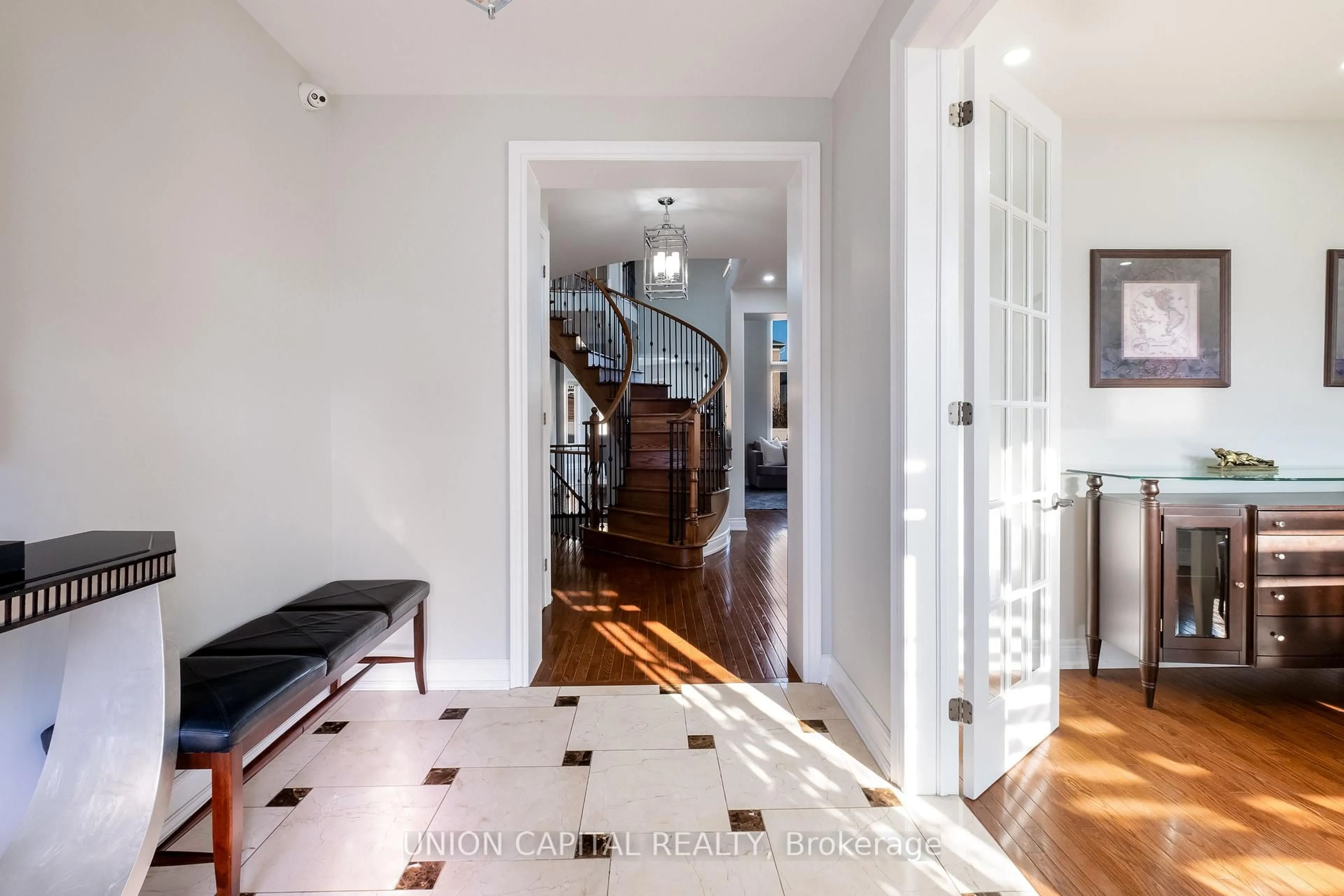 Indoor entryway for 67 Royal West Dr, Brampton Ontario L6X 0Z8