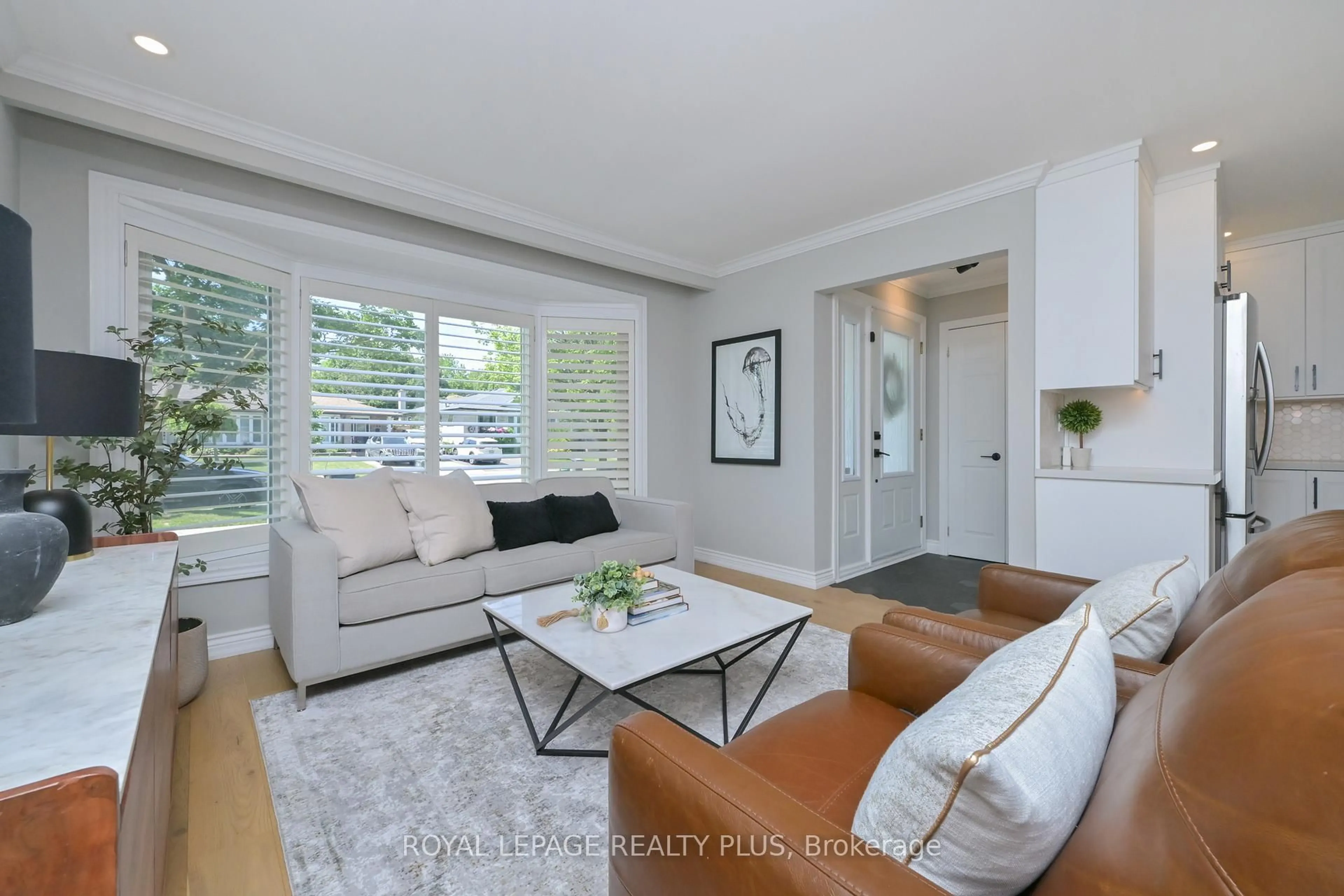 Living room with furniture, wood/laminate floor for 2668 Lundene Rd, Mississauga Ontario L5J 3Z1
