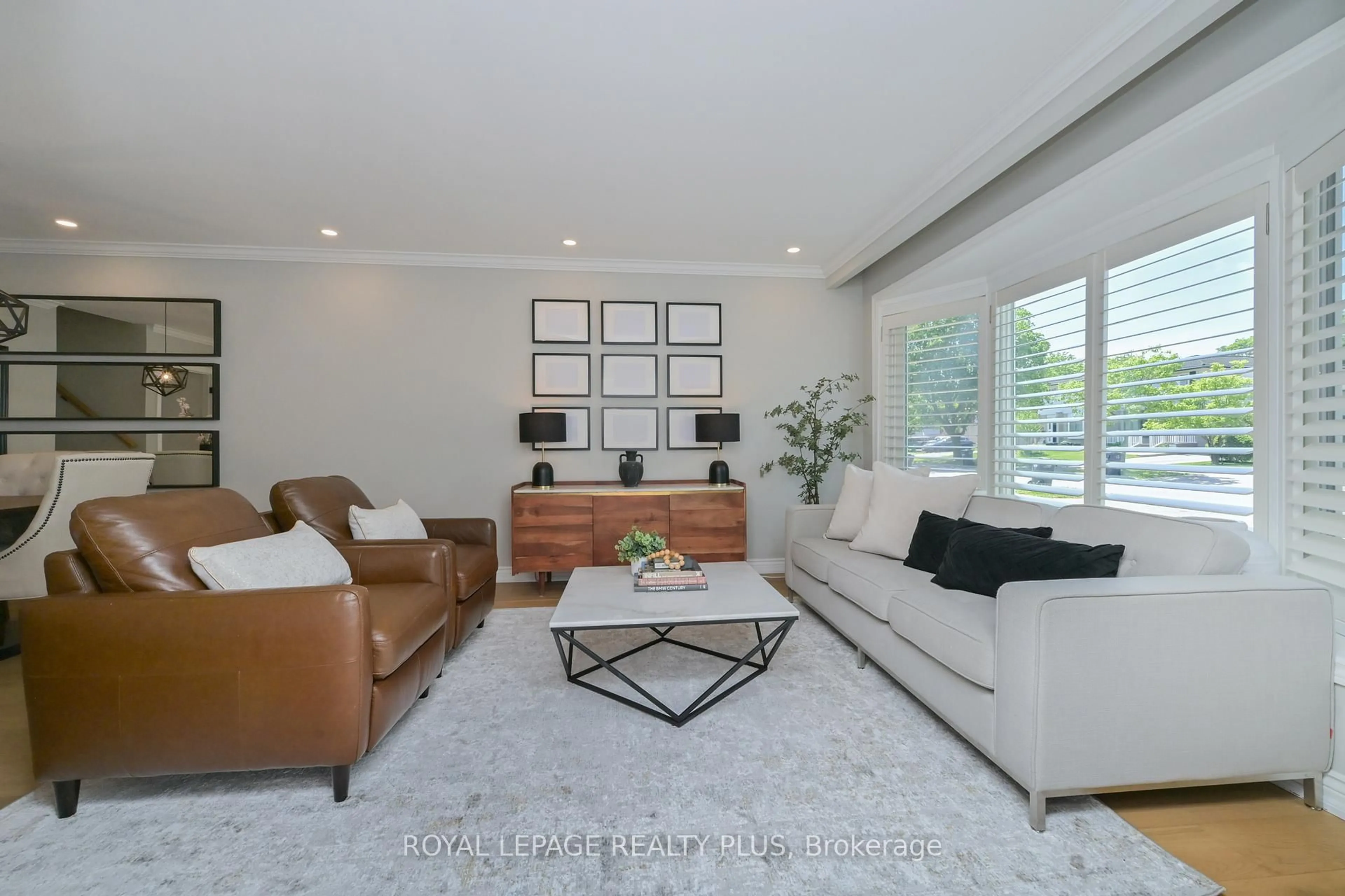 Living room with furniture, unknown for 2668 Lundene Rd, Mississauga Ontario L5J 3Z1