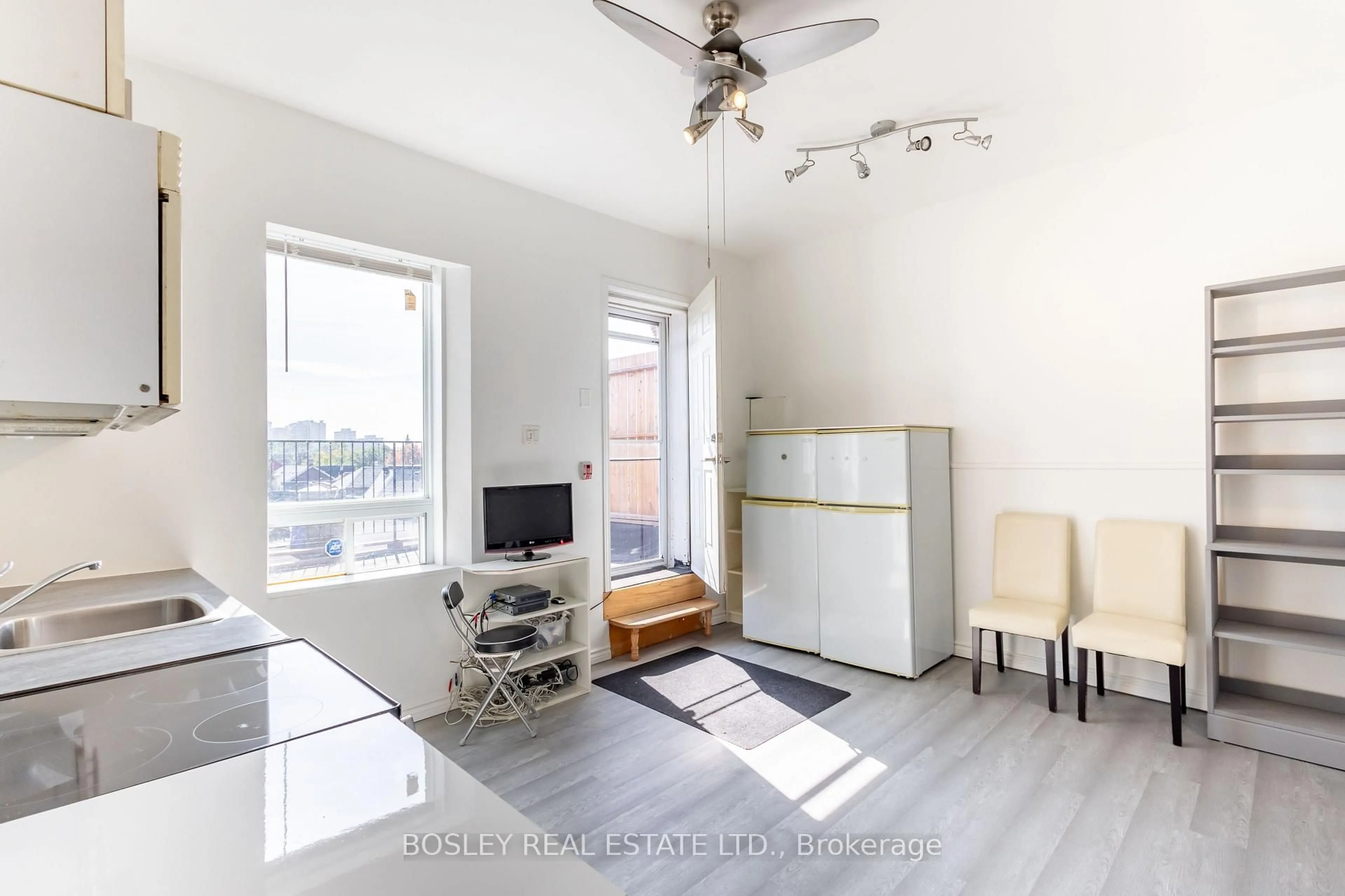 A pic of a room for 2963 Dundas St, Toronto Ontario M6P 1Z2