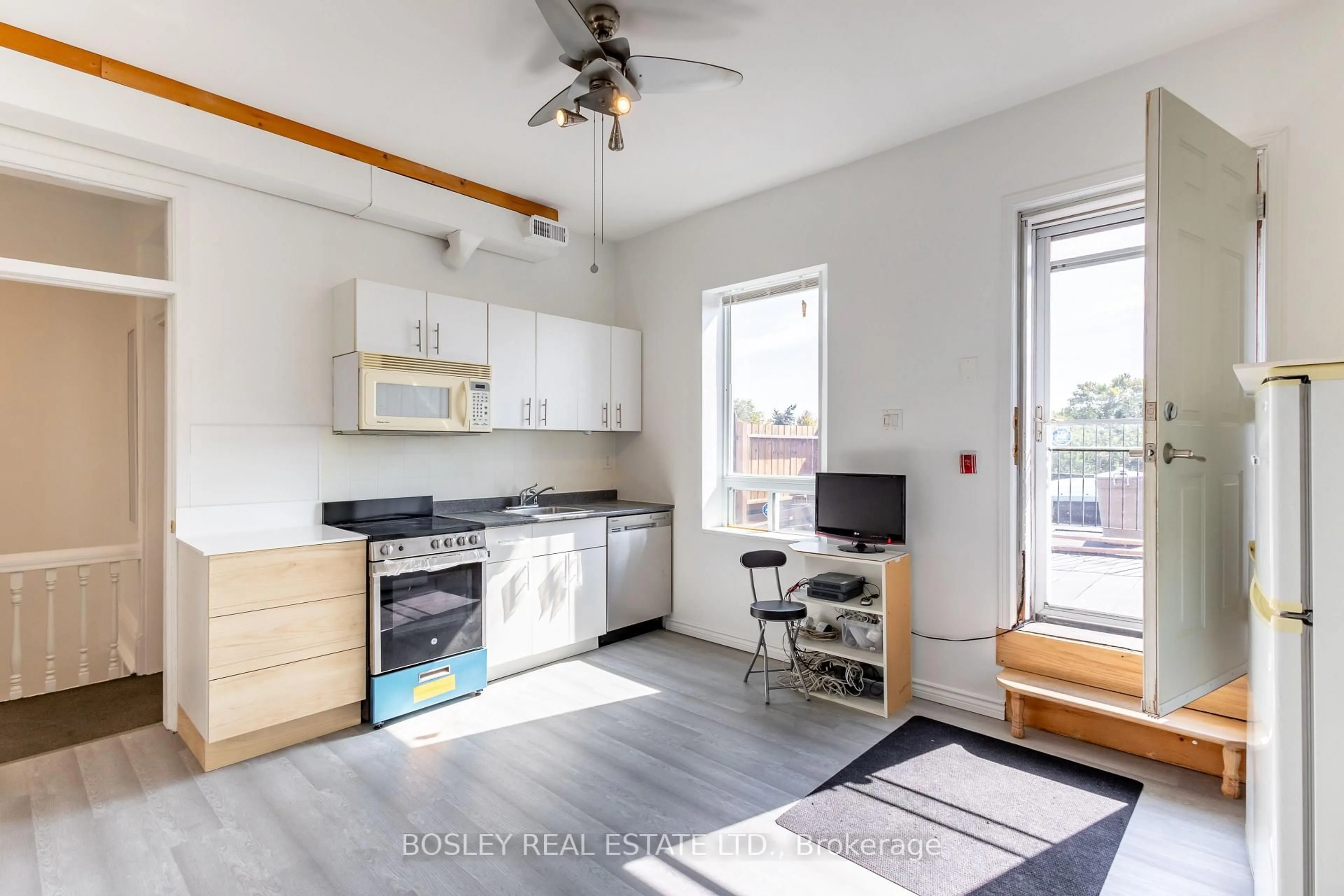 Unknown for 2963 Dundas St, Toronto Ontario M6P 1Z2