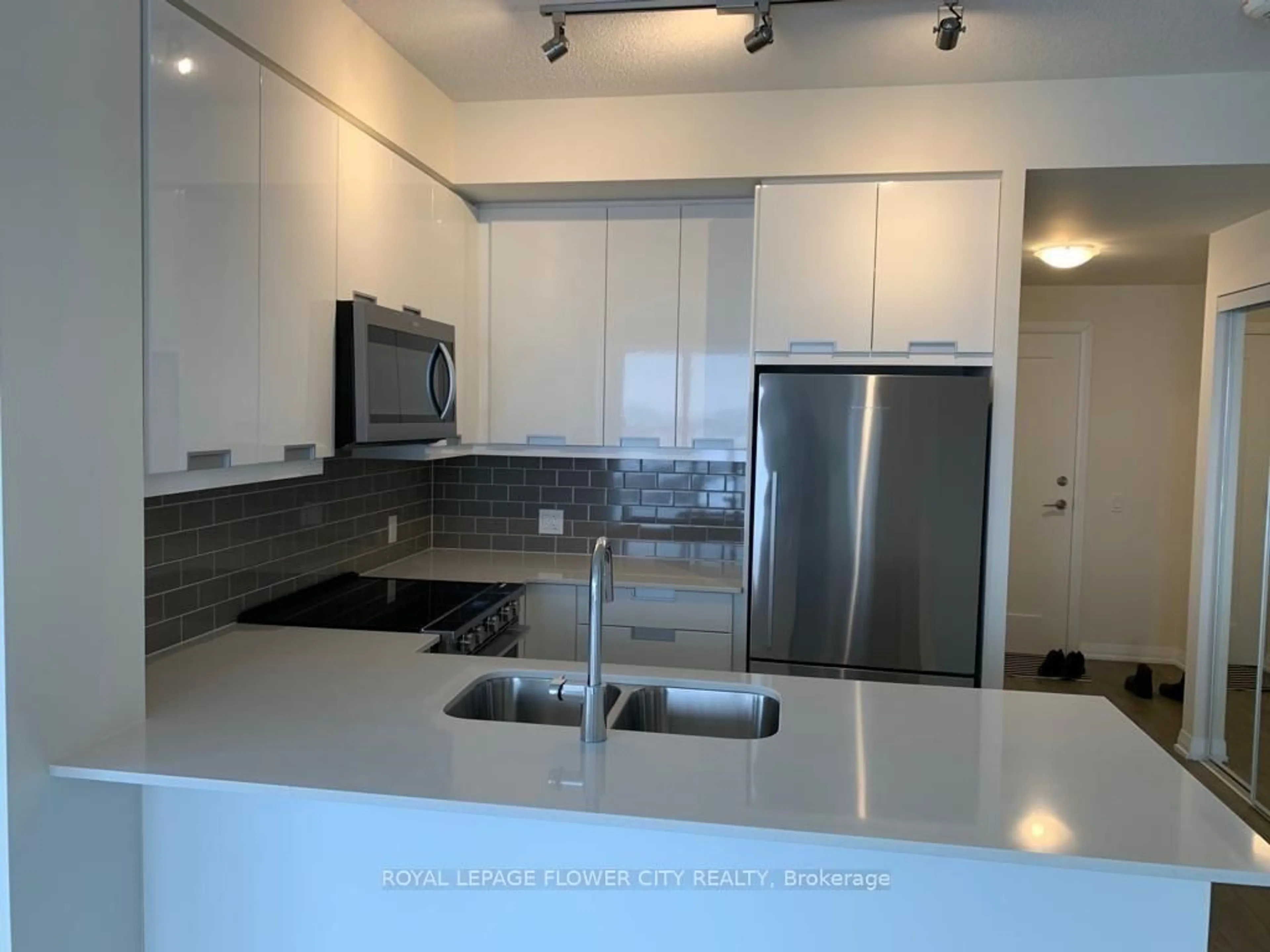 Standard kitchen, unknown for 65 Watergarden Dr #909, Mississauga Ontario L5R 1B2