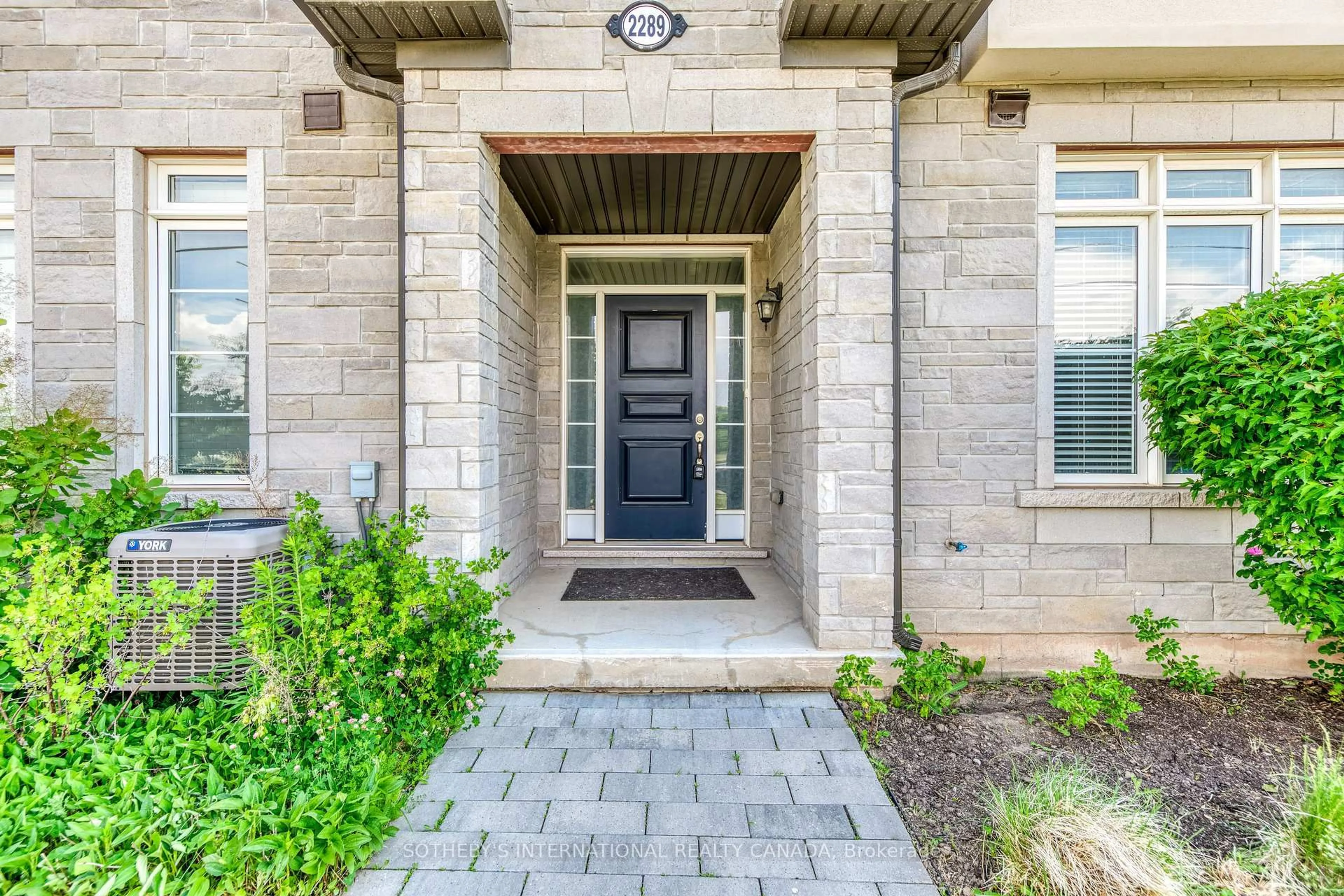 Indoor entryway for 2289 Khalsa Gate, Oakville Ontario L6M 1P4