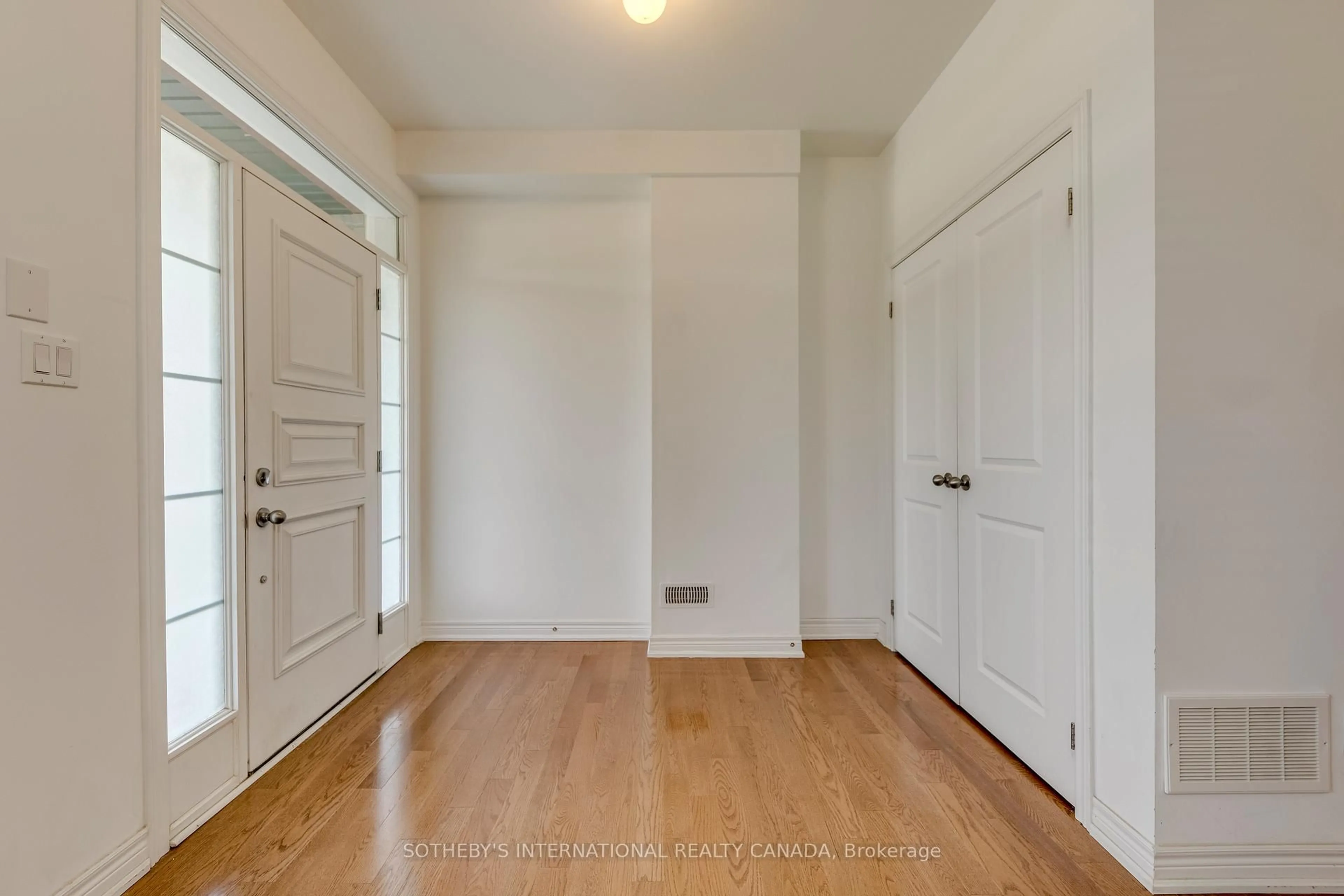 Indoor entryway for 2289 Khalsa Gate, Oakville Ontario L6M 1P4