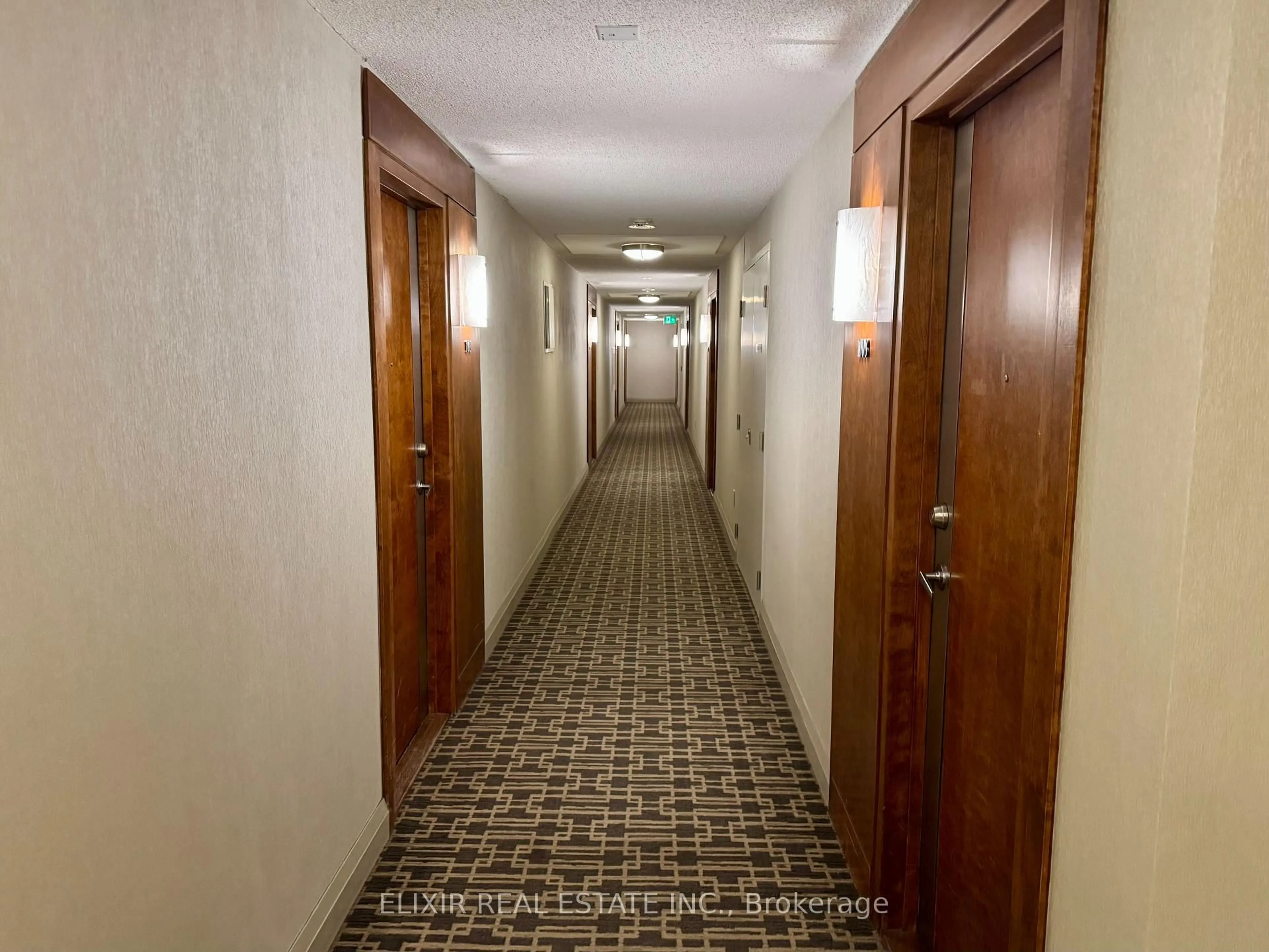 Indoor foyer for 55 Strathaven Dr #1006, Mississauga Ontario L5R 4G9
