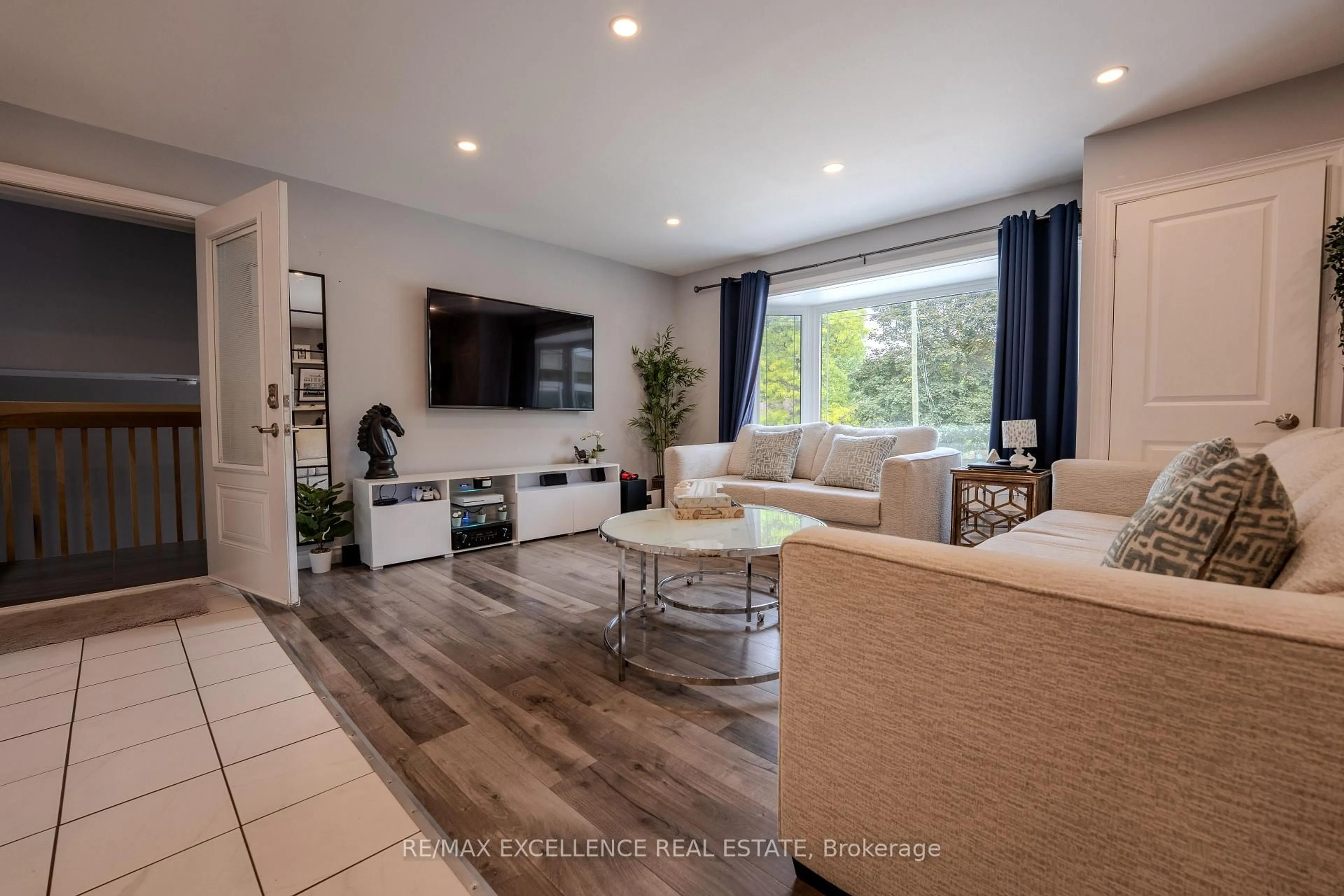 Living room with furniture, unknown for 21 Elizabeth St, Halton Hills Ontario L7G 3K1