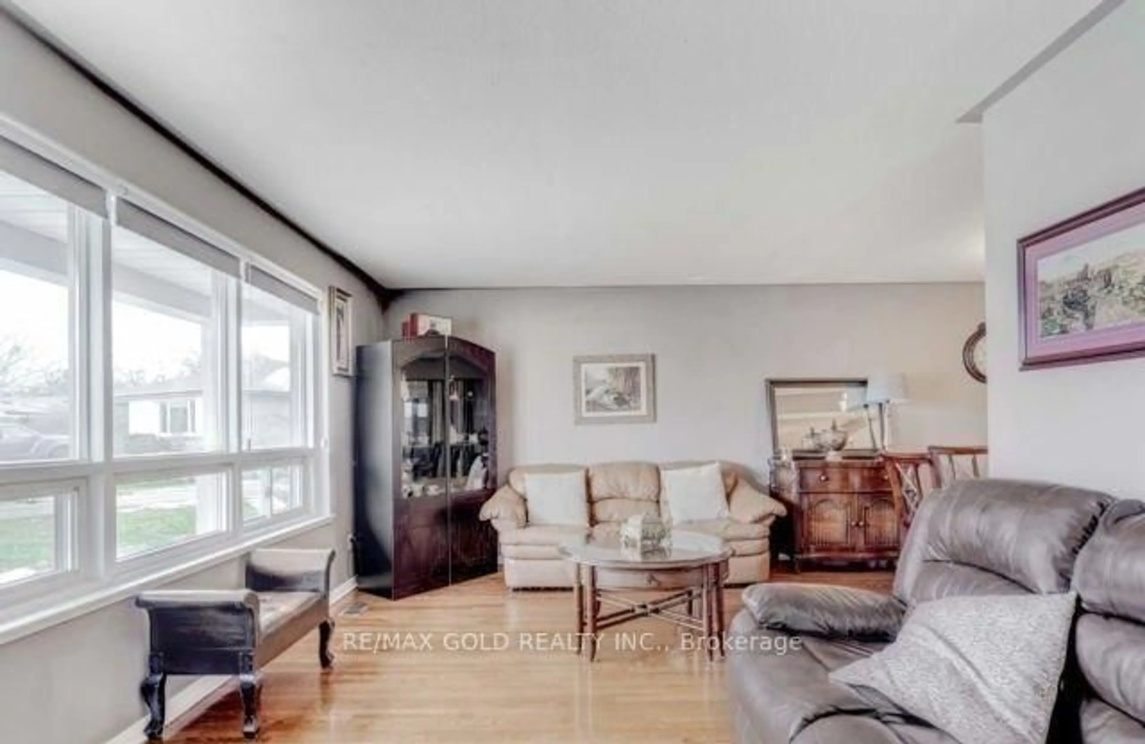 Living room with furniture, unknown for 6 Monaco Crt, Toronto Ontario M3N 1R8