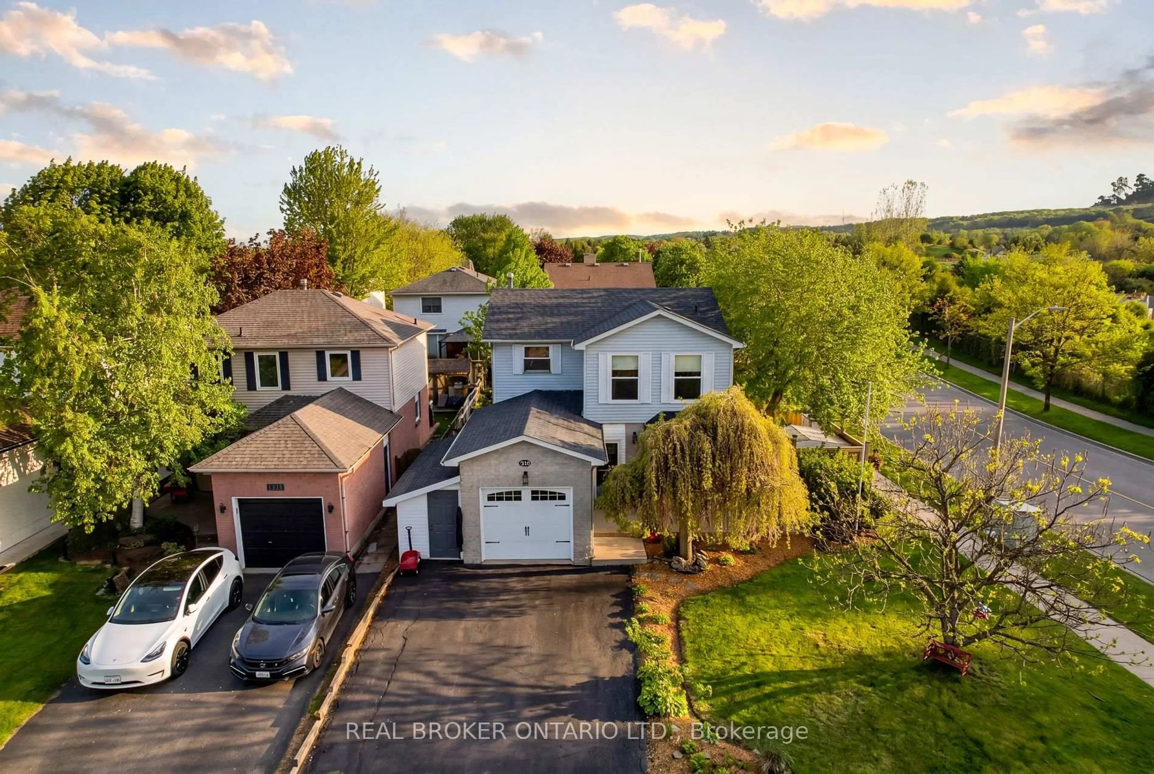 A pic from outside/outdoor area/front of a property/back of a property/a pic from drone, unknown for 3260 Woodcroft Cres, Burlington Ontario L7M 3K9