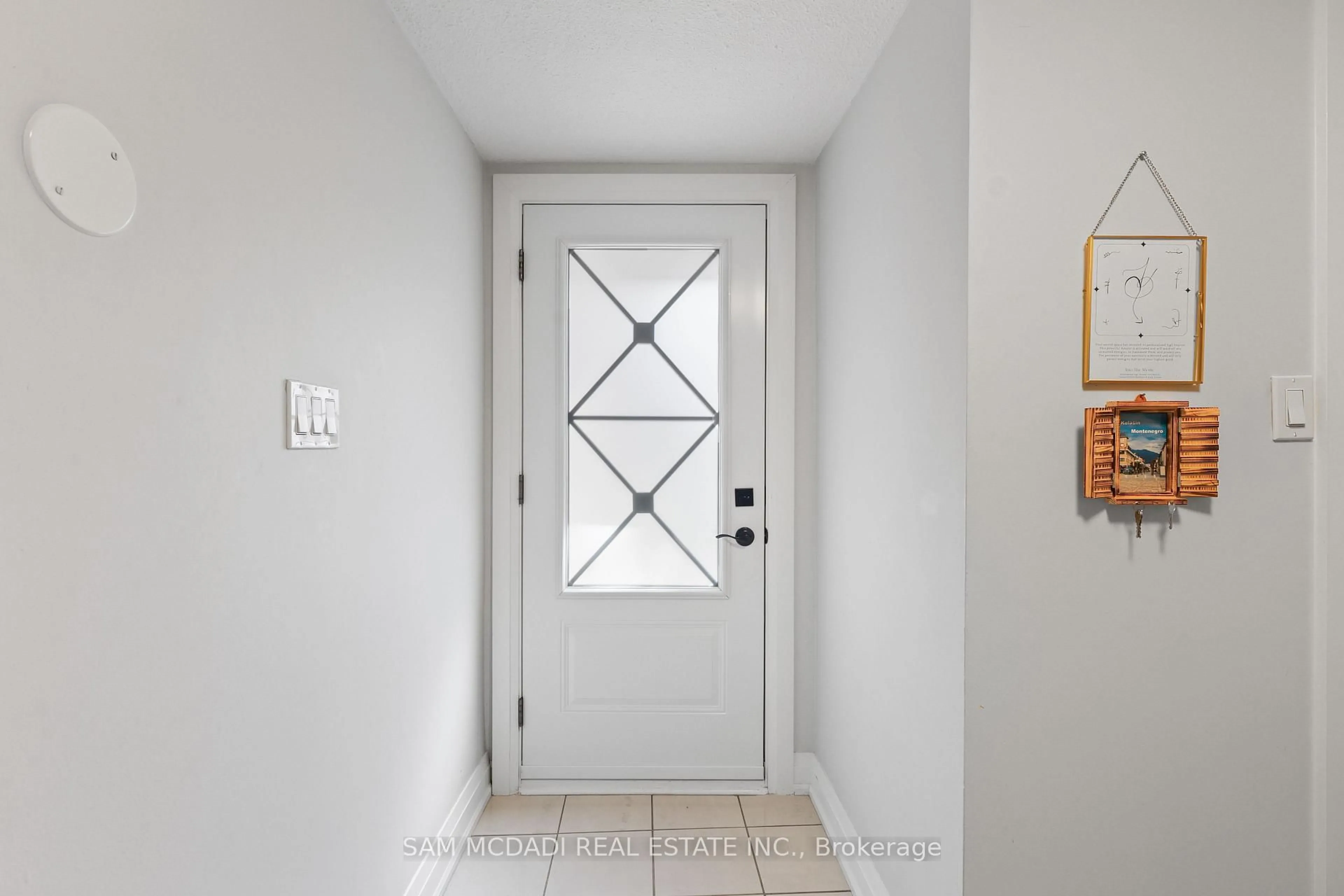 Indoor entryway for 3175 Kirwin Ave #45, Mississauga Ontario L5A 3M4