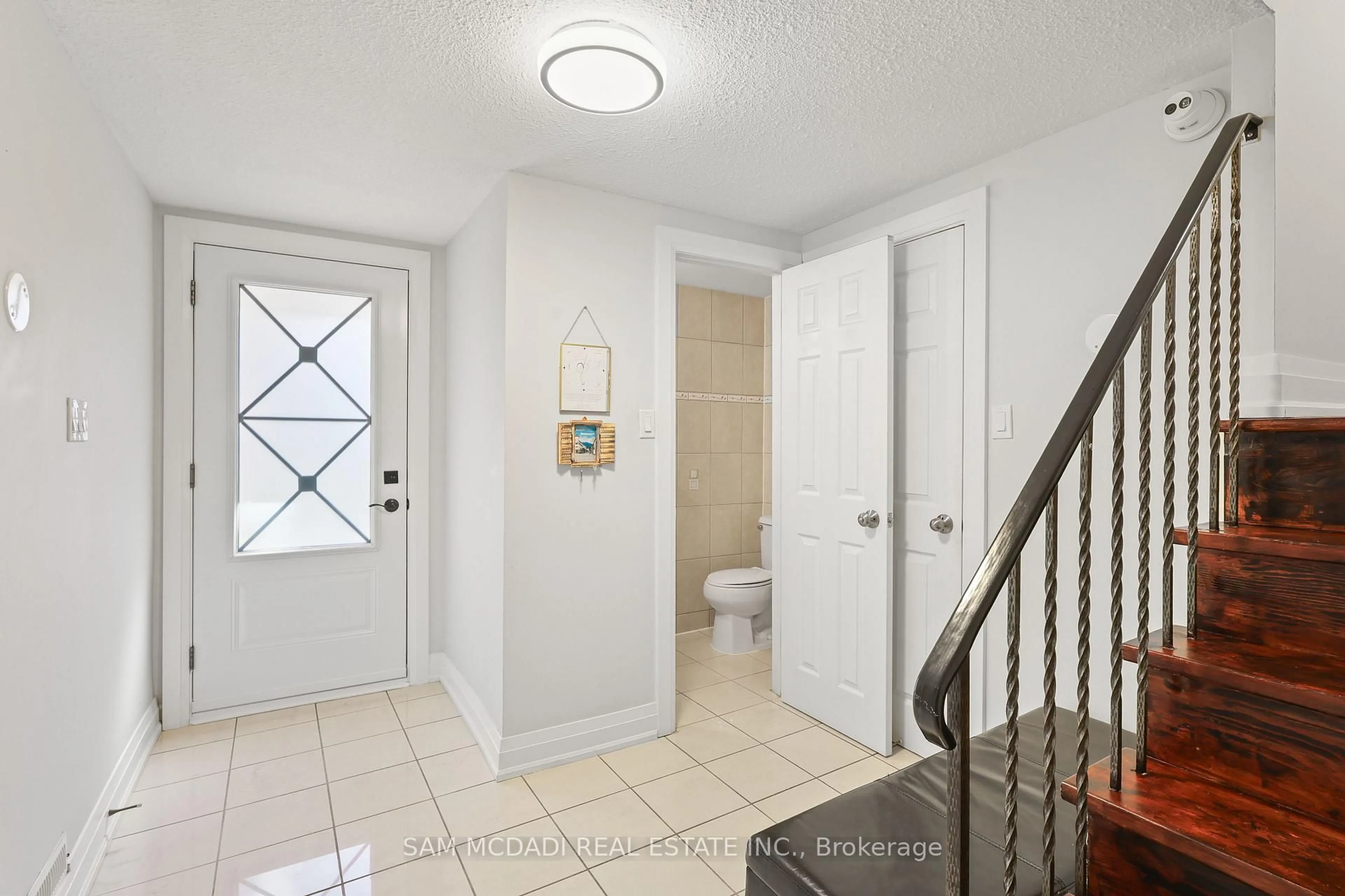 Indoor entryway for 3175 Kirwin Ave #45, Mississauga Ontario L5A 3M4