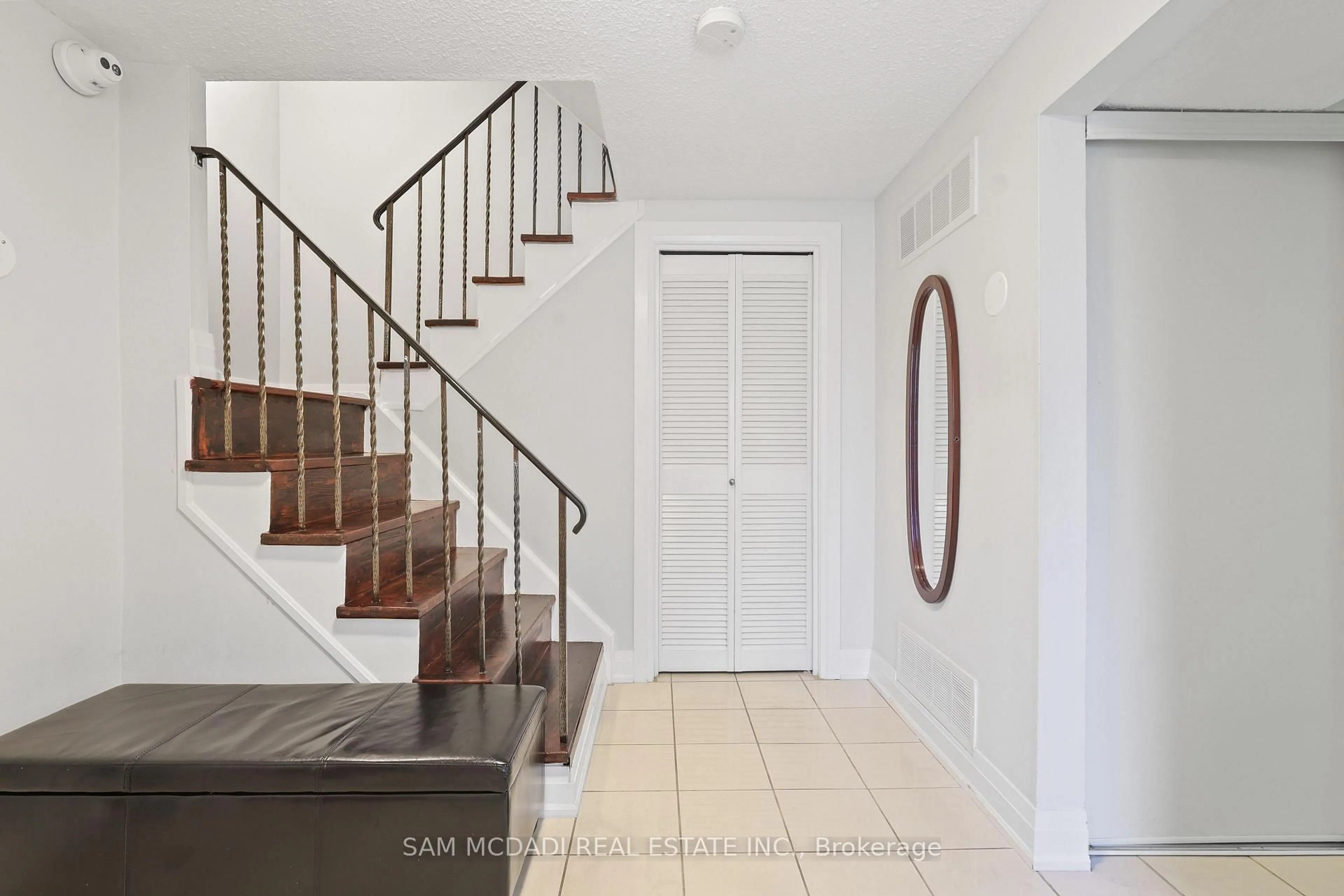 Indoor entryway for 3175 Kirwin Ave #45, Mississauga Ontario L5A 3M4