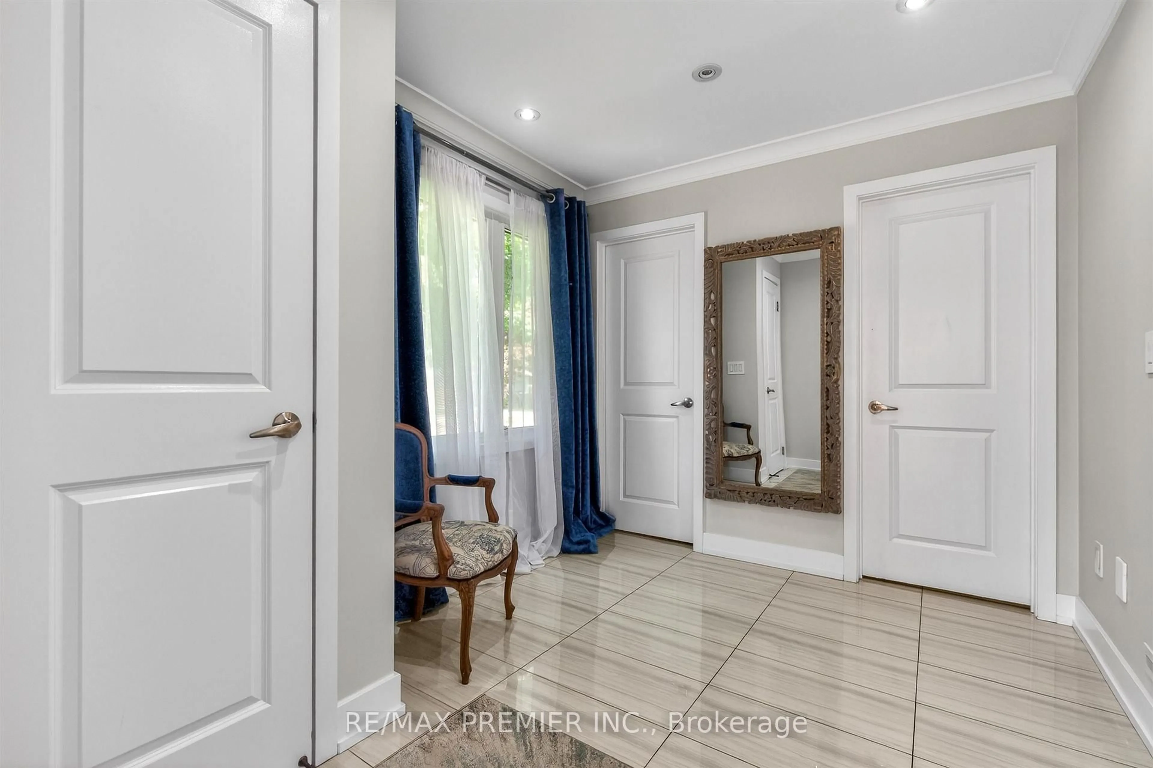 Indoor entryway for 15 Fern St, Brampton Ontario L6Y 1X3