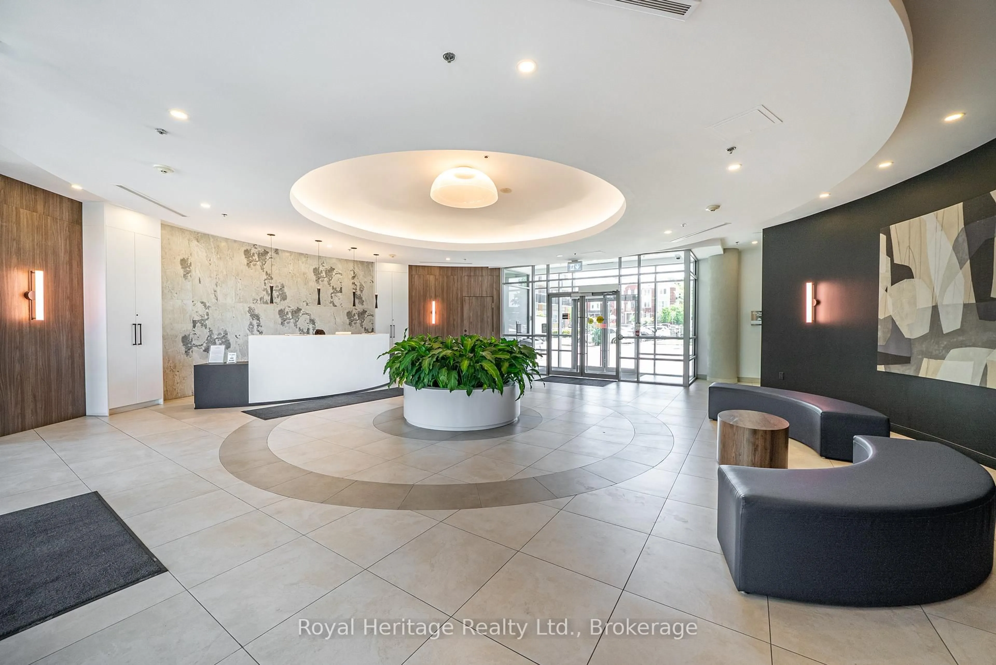 Indoor foyer for 215 Queen St #1602, Brampton Ontario L6W 0A9