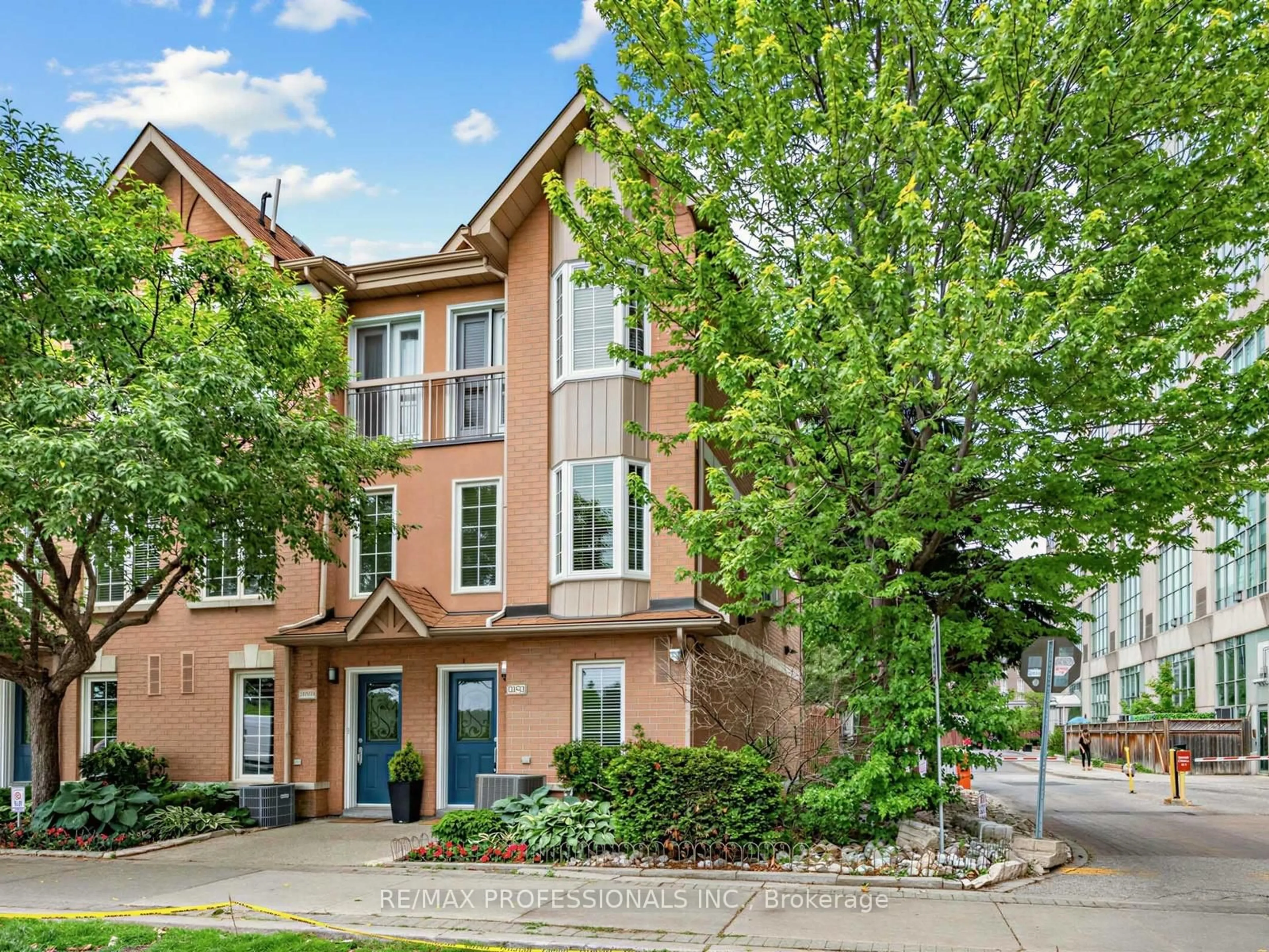 Home with brick exterior material, street for 220 Manitoba St #32, Toronto Ontario M8Y 4G7