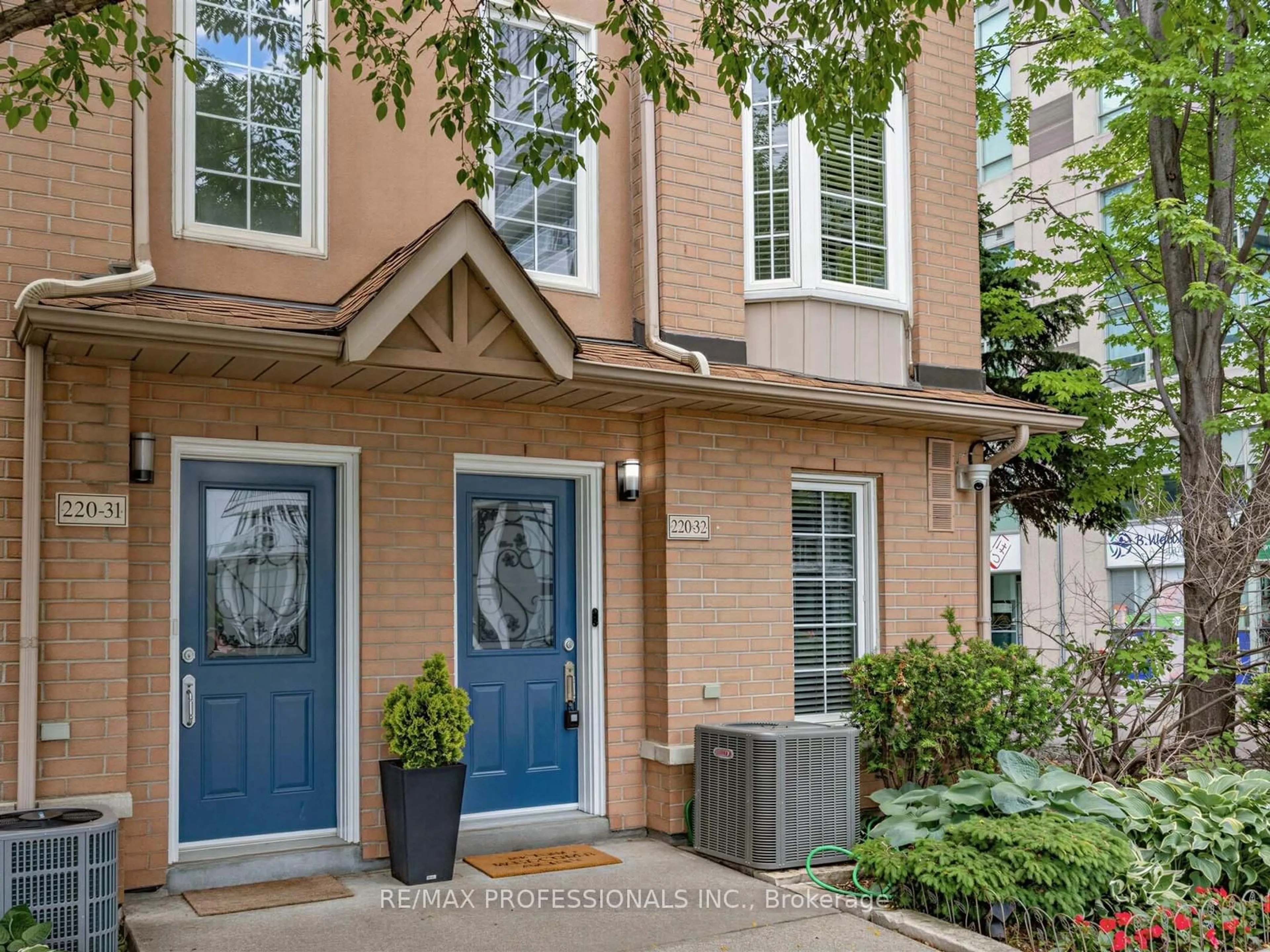 Indoor entryway for 220 Manitoba St #32, Toronto Ontario M8Y 4G7