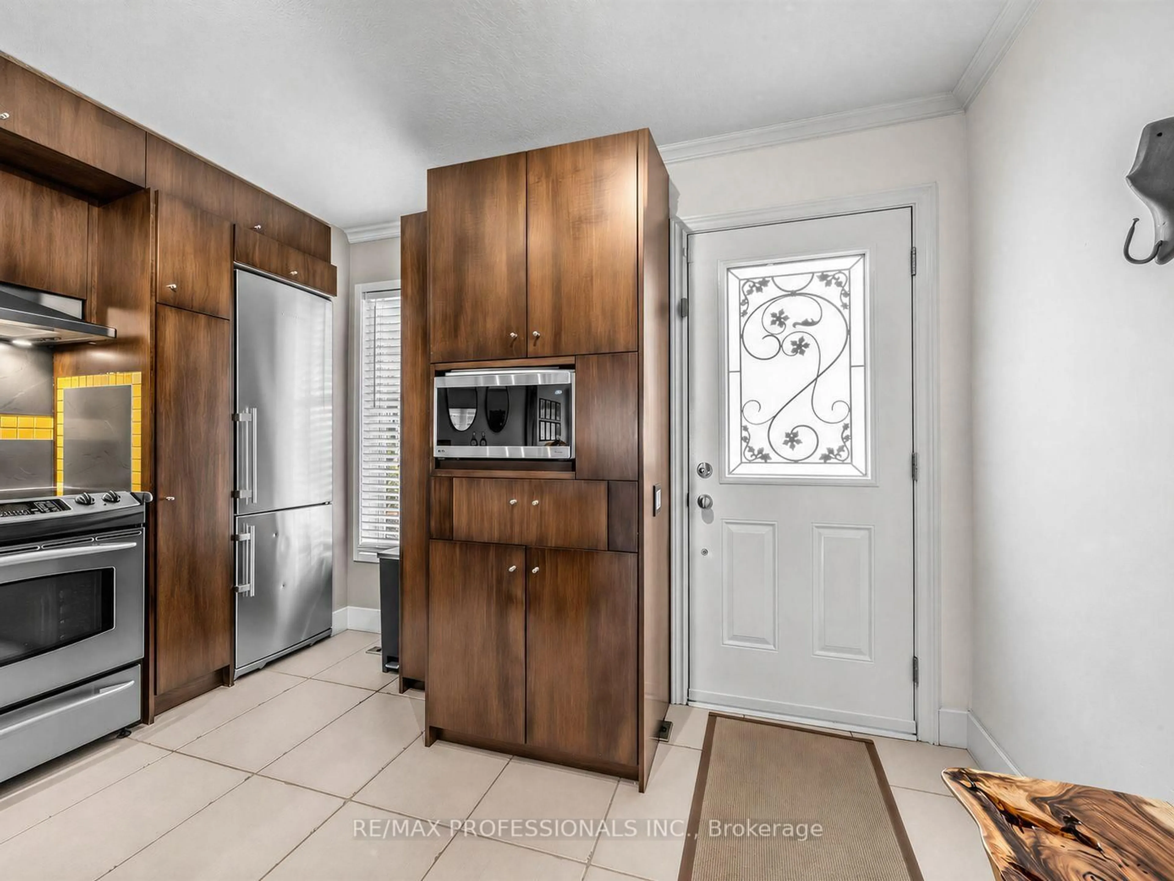 Indoor entryway for 220 Manitoba St #32, Toronto Ontario M8Y 4G7
