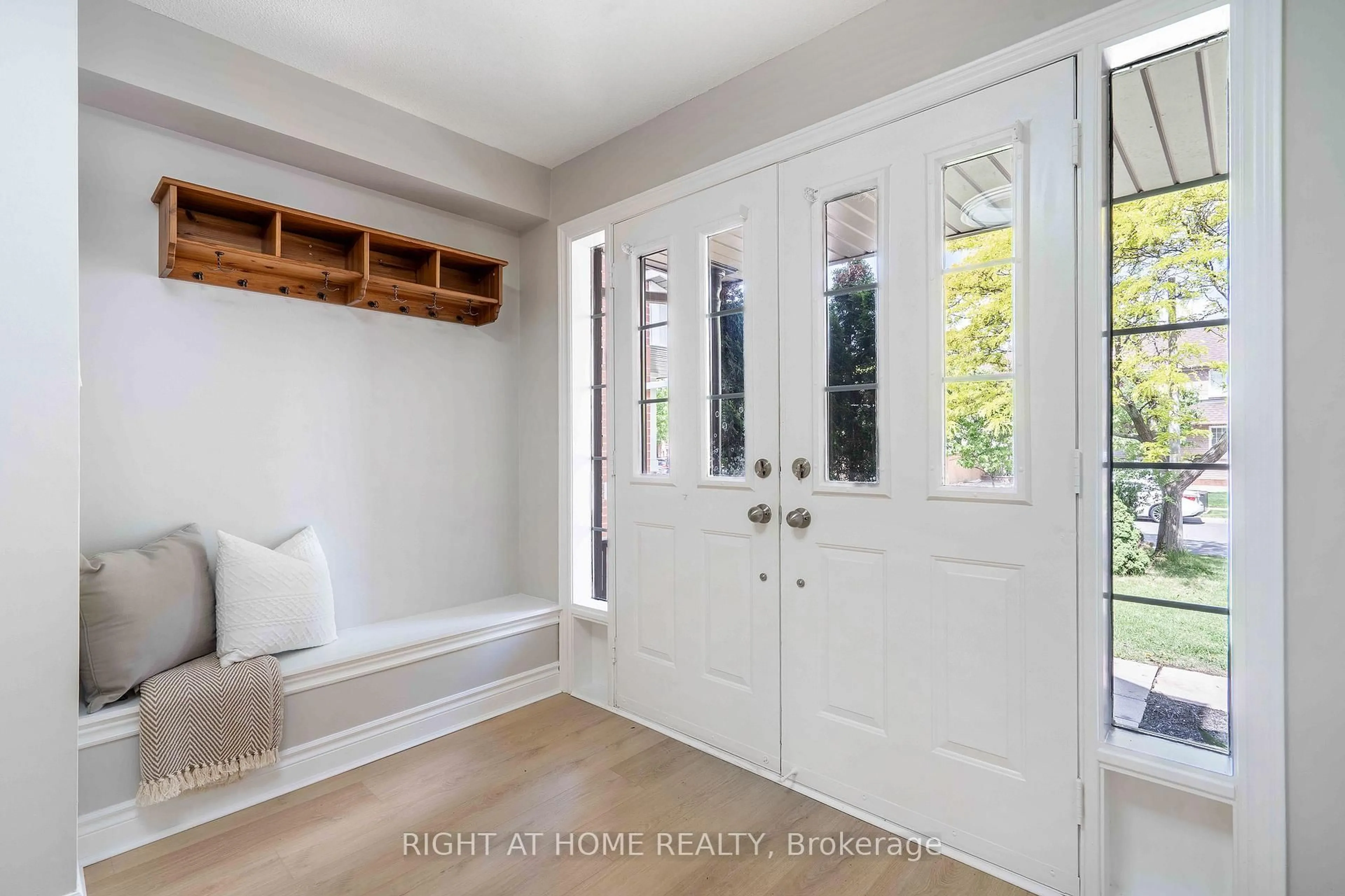 Indoor entryway for 2425 Nichols Dr, Oakville Ontario L6H 6T2