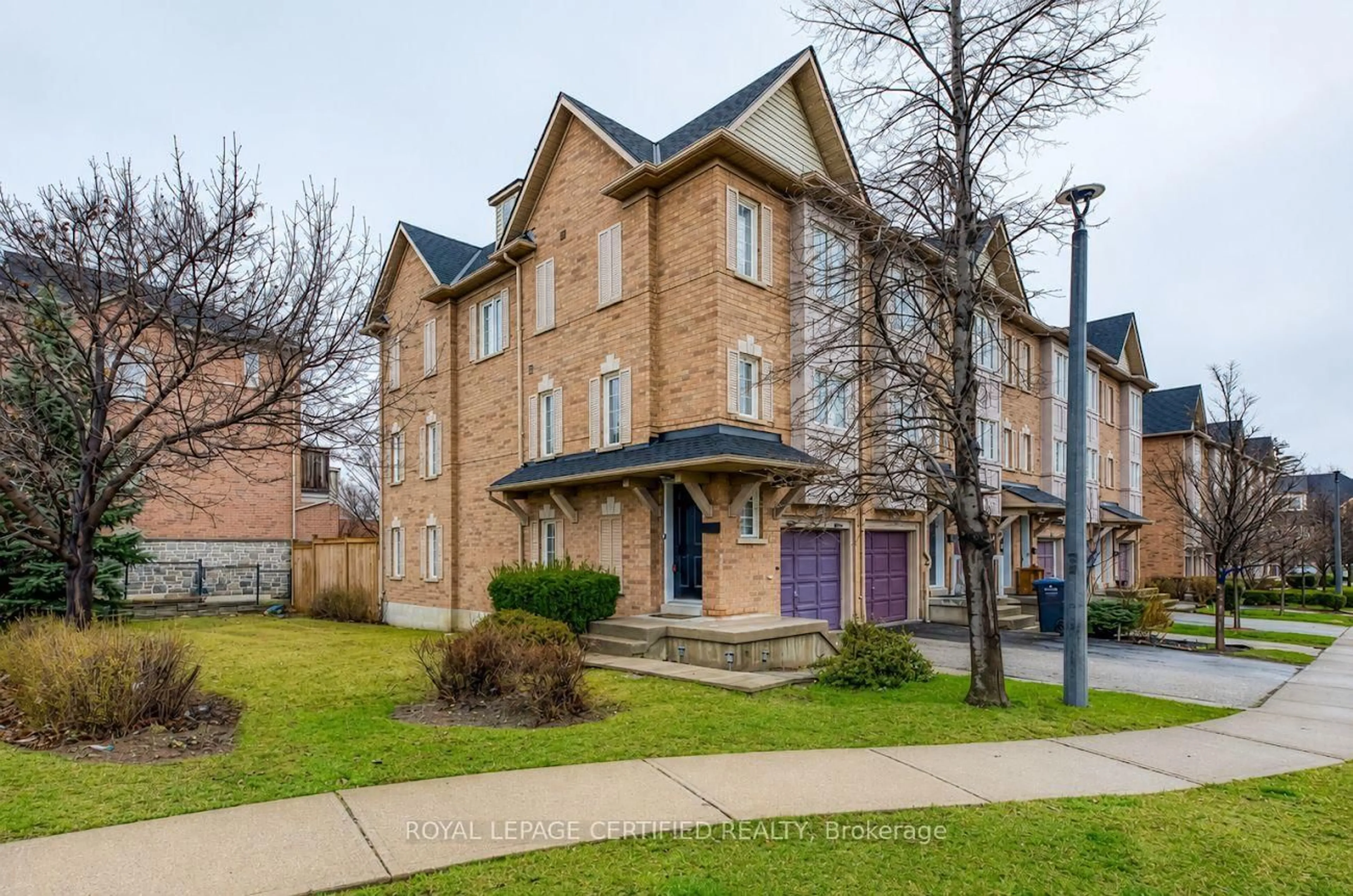 Home with brick exterior material, street for 1128 Dundas St #1, Mississauga Ontario L5C 1E1