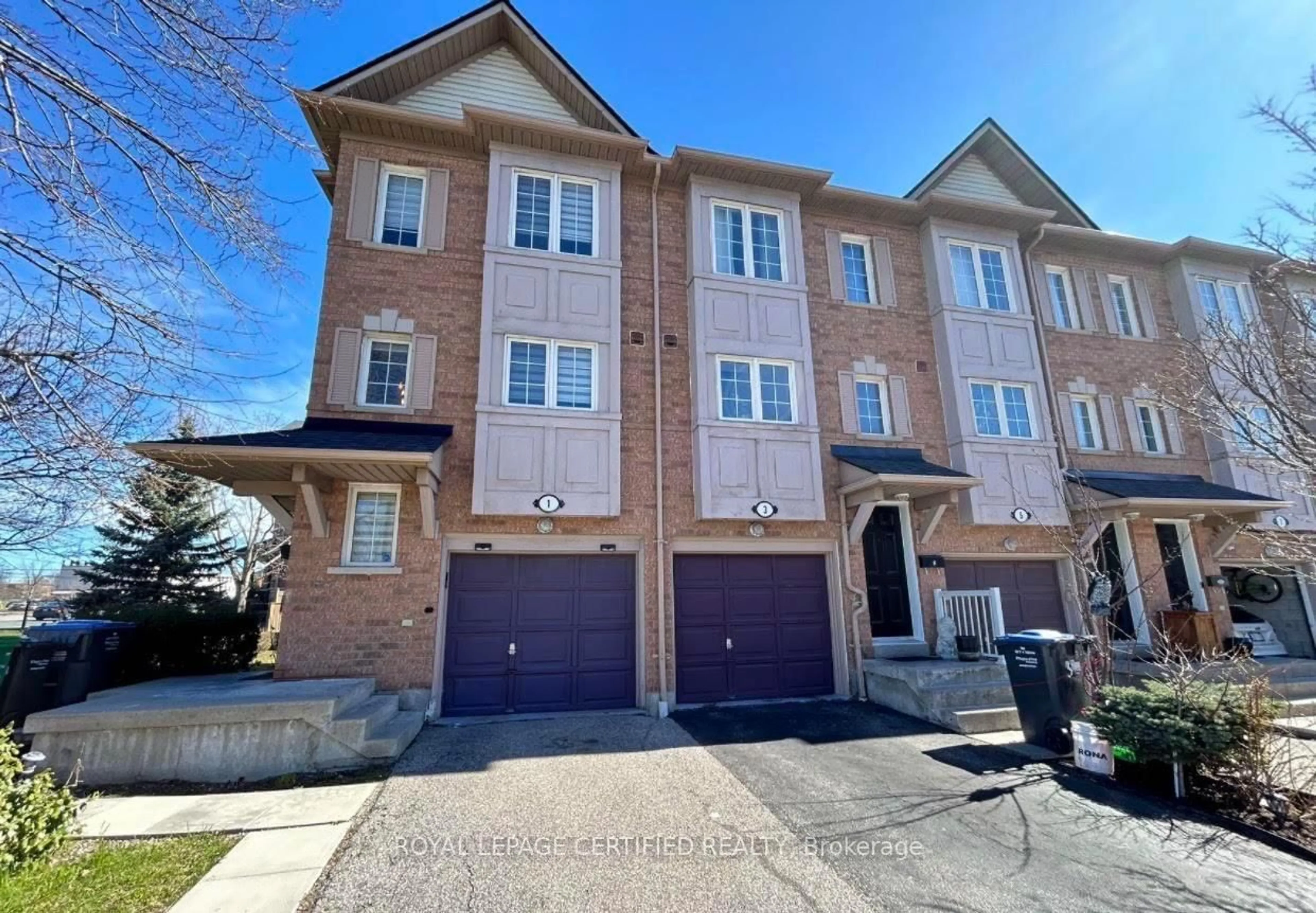 A pic from outside/outdoor area/front of a property/back of a property/a pic from drone, street for 1128 Dundas St #1, Mississauga Ontario L5C 1E1