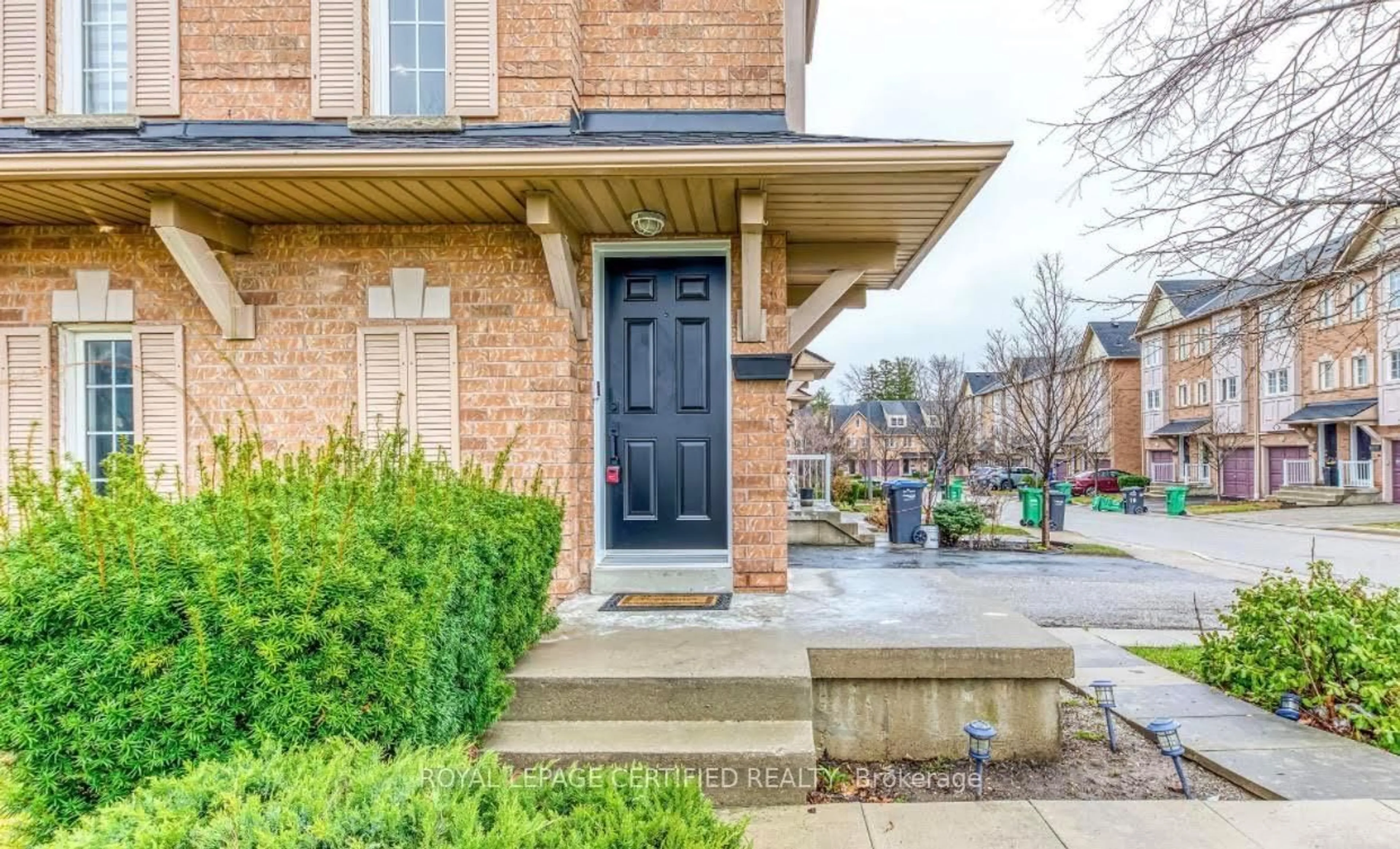 Home with brick exterior material, street for 1128 Dundas St #1, Mississauga Ontario L5C 1E1