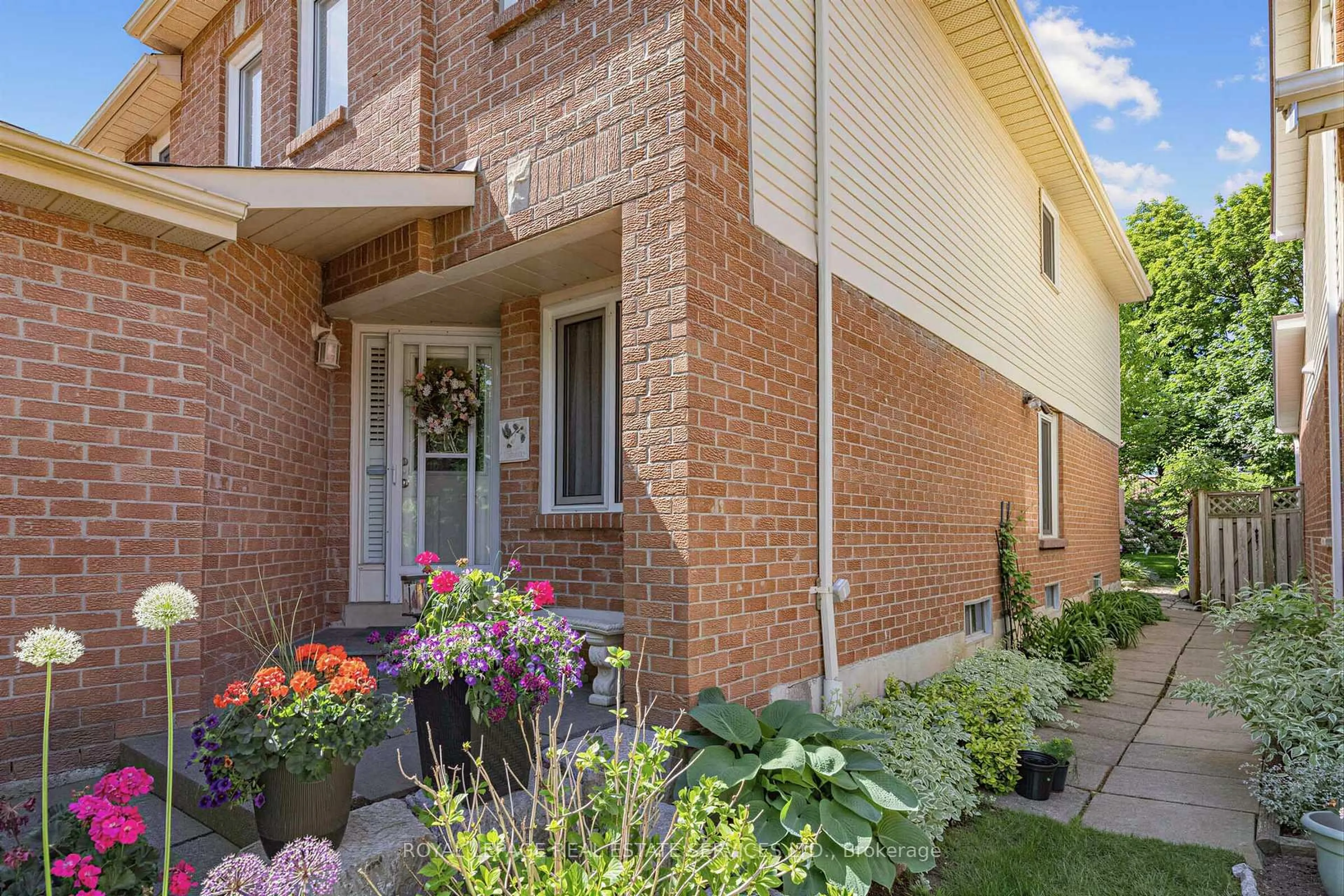 Home with brick exterior material, street for 4024 Rushton Cres, Mississauga Ontario L5L 4H7