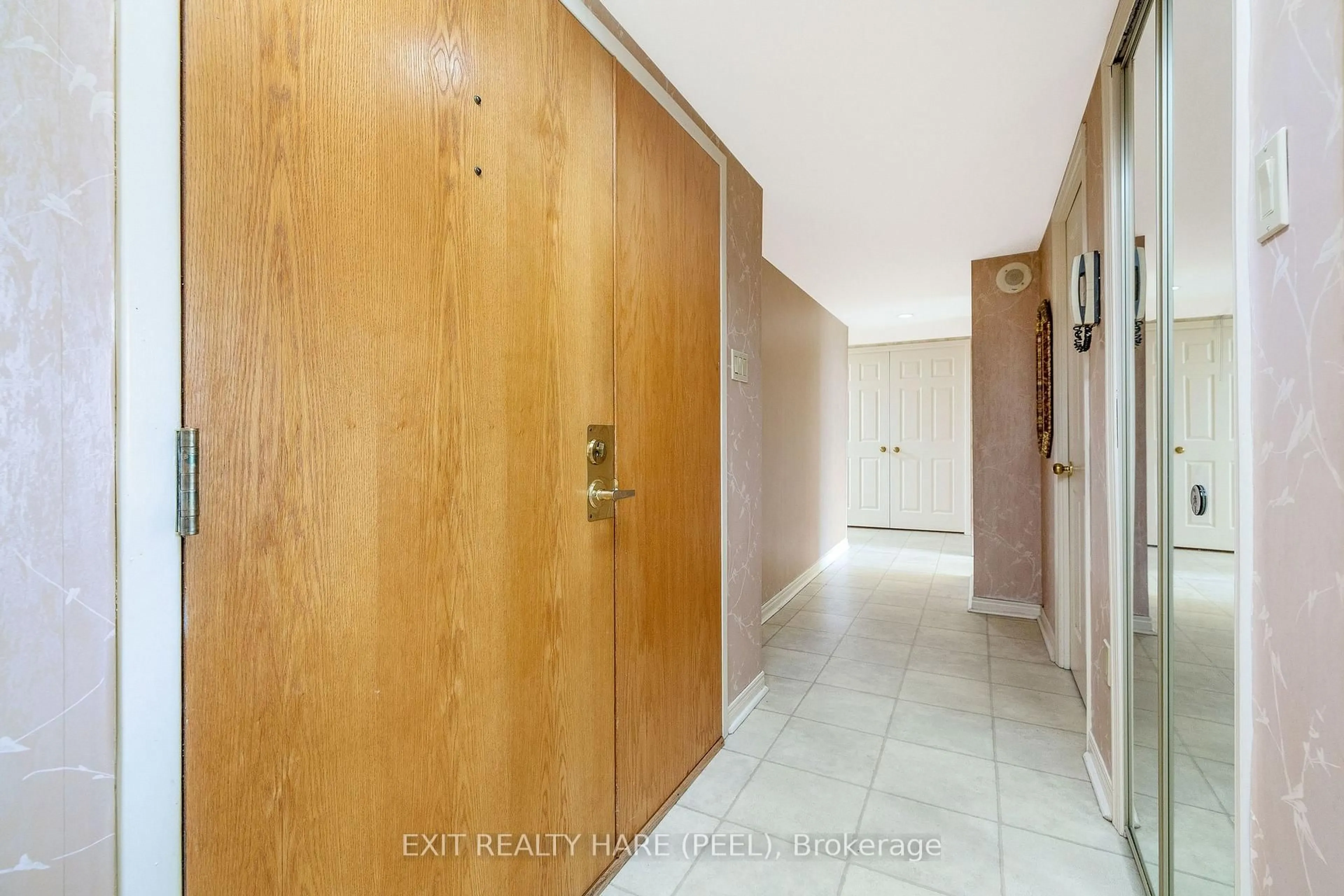 Indoor foyer for 58 Church St #203, Brampton Ontario L6V 4A8
