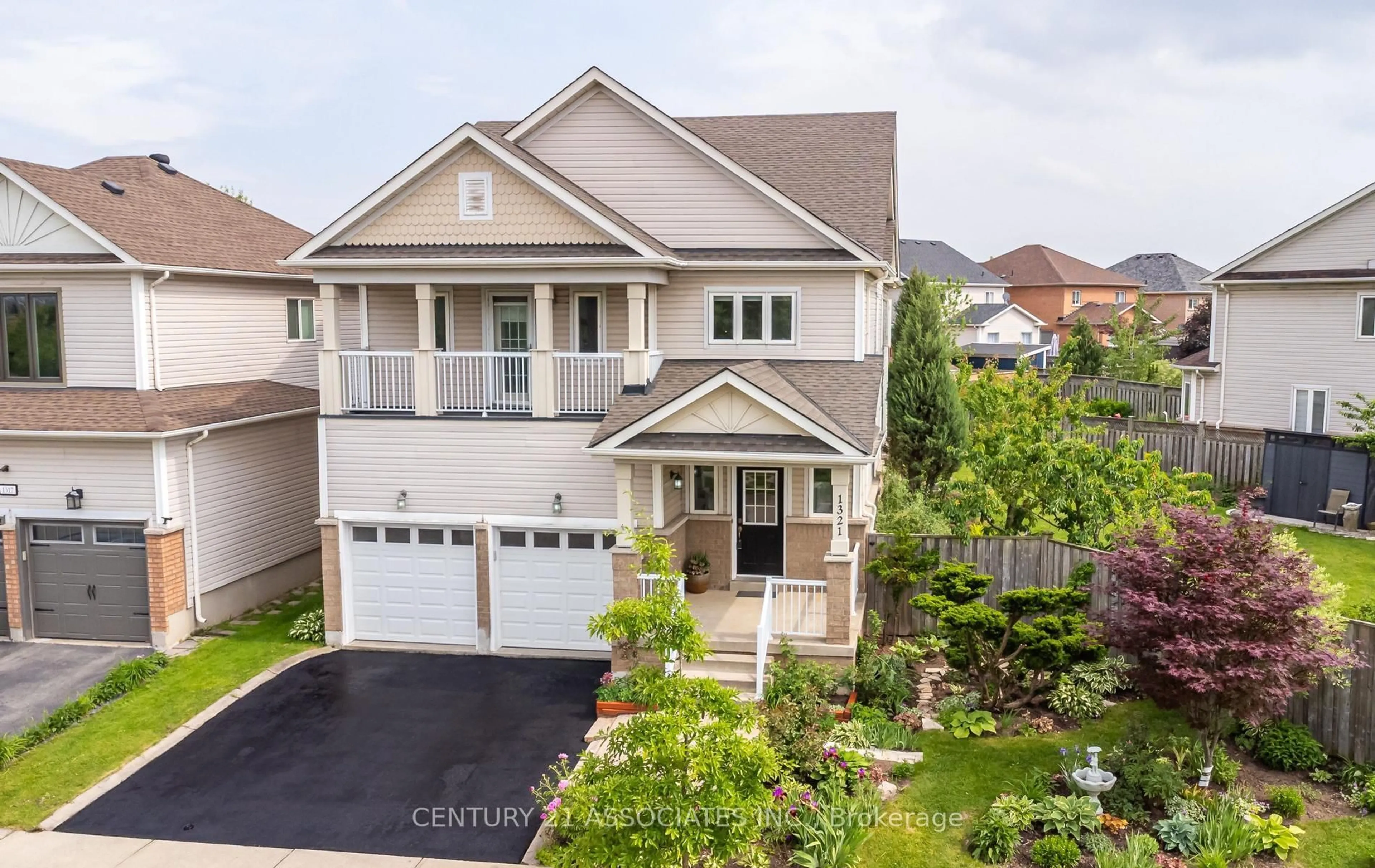 A pic from outside/outdoor area/front of a property/back of a property/a pic from drone, street for 1321 Roper Dr, Milton Ontario L9T 6E4