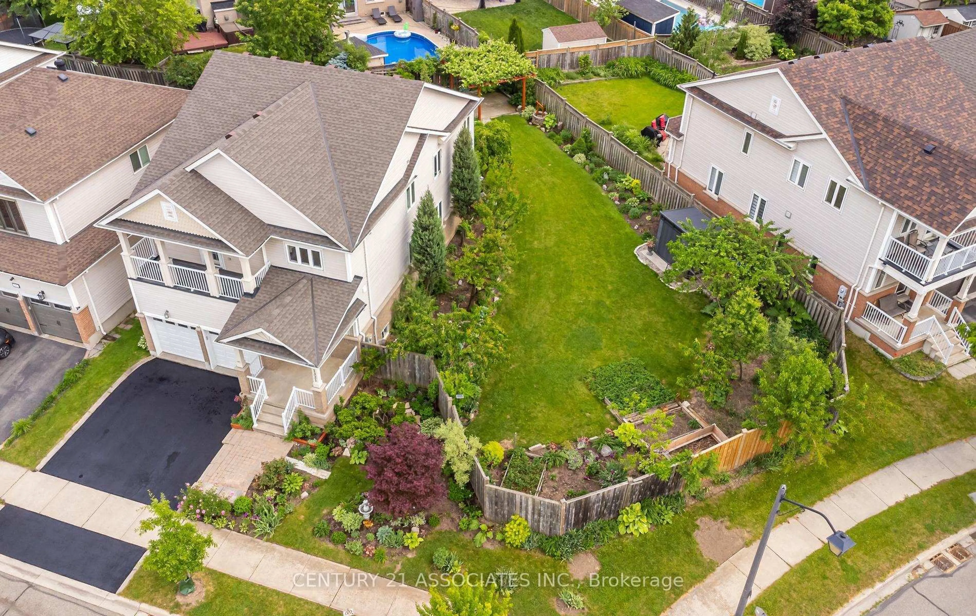 A pic from outside/outdoor area/front of a property/back of a property/a pic from drone, street for 1321 Roper Dr, Milton Ontario L9T 6E4