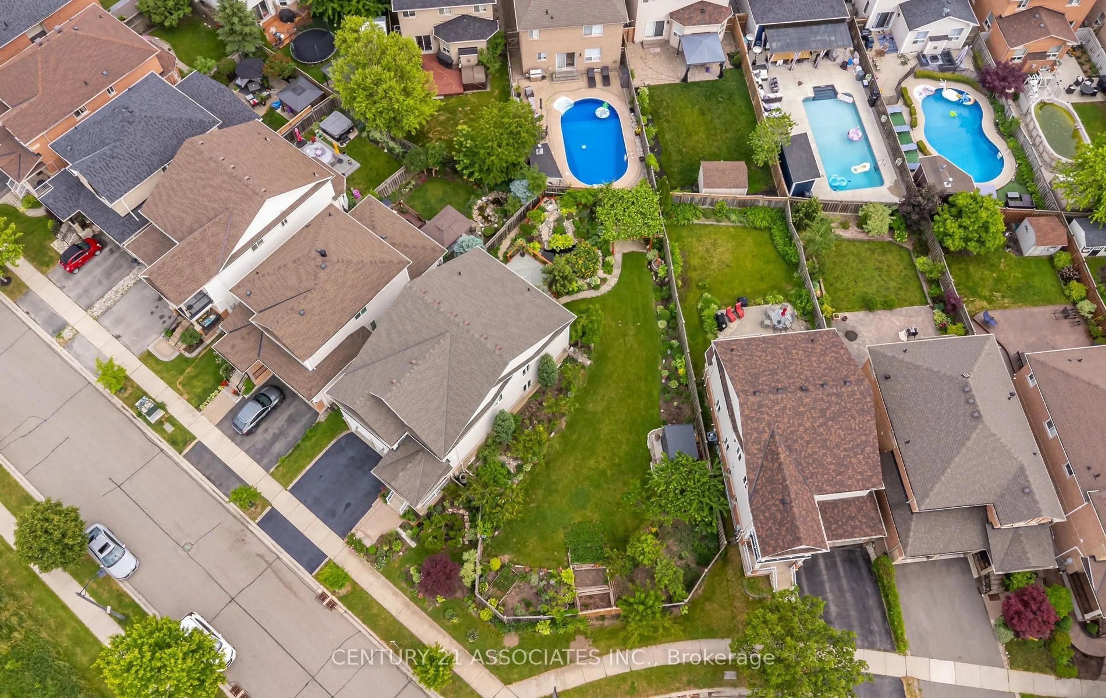 A pic from outside/outdoor area/front of a property/back of a property/a pic from drone, street for 1321 Roper Dr, Milton Ontario L9T 6E4