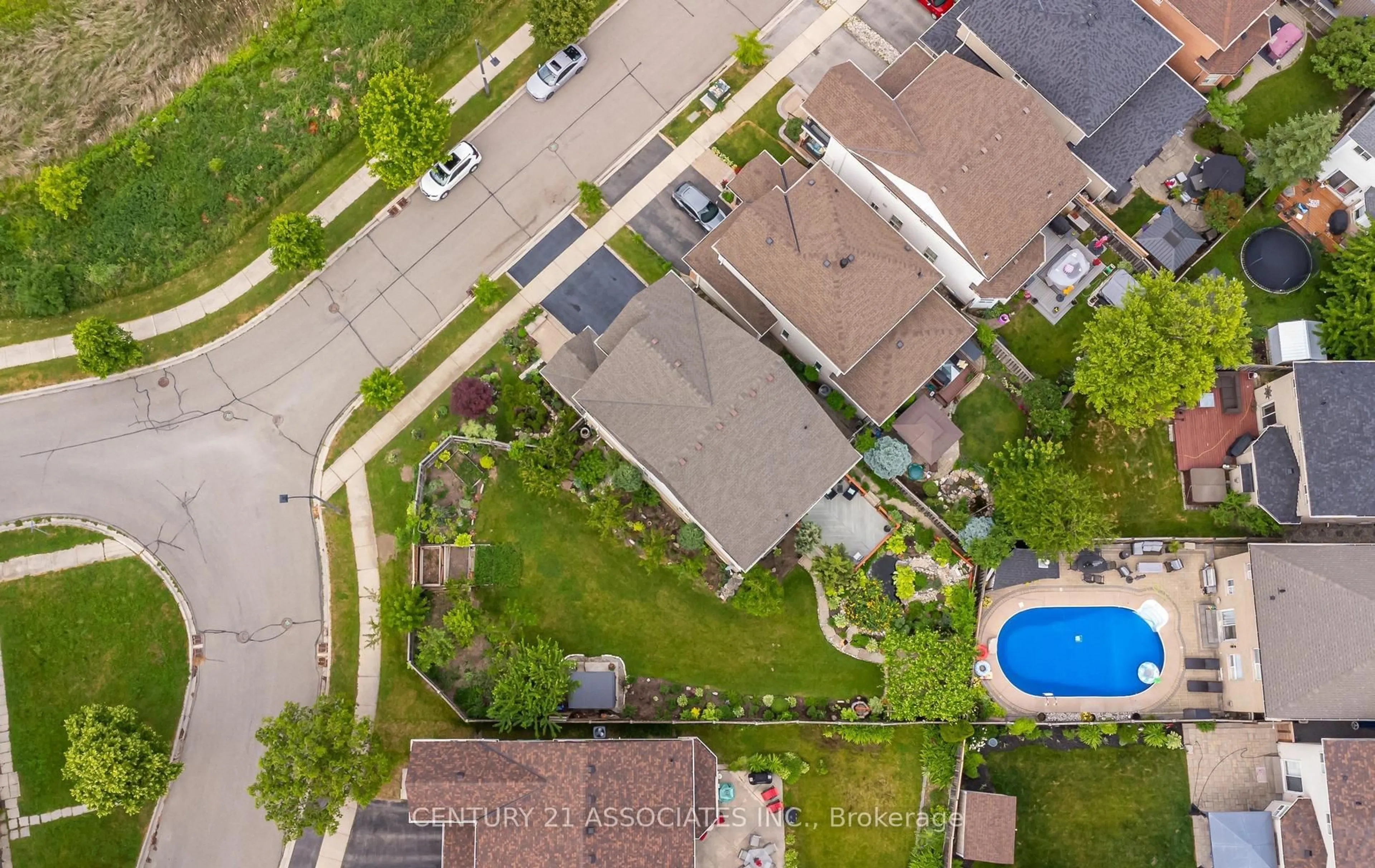 A pic from outside/outdoor area/front of a property/back of a property/a pic from drone, street for 1321 Roper Dr, Milton Ontario L9T 6E4