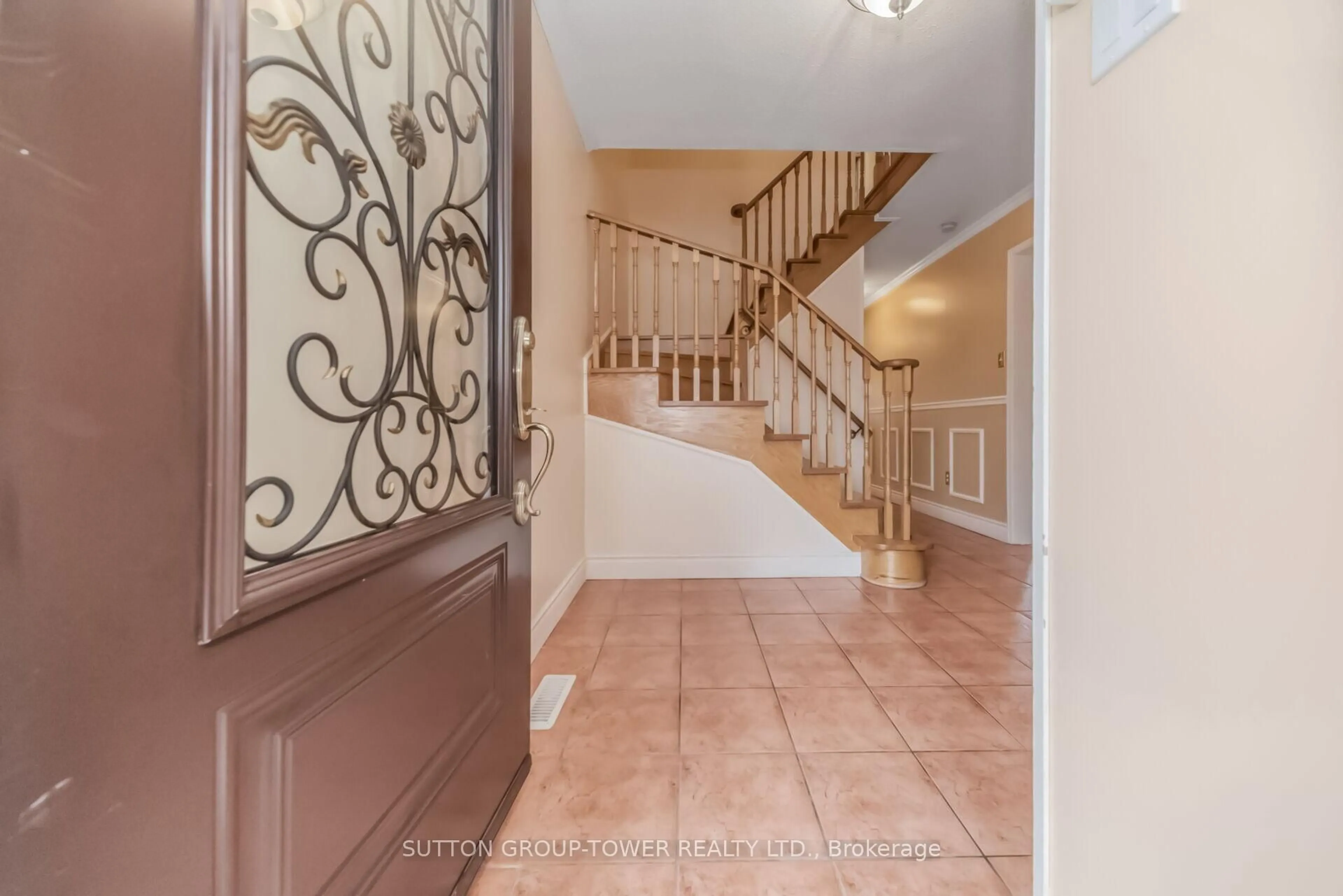Indoor entryway for 3 Arthurs Cres, Brampton Ontario L6Y 4Y5