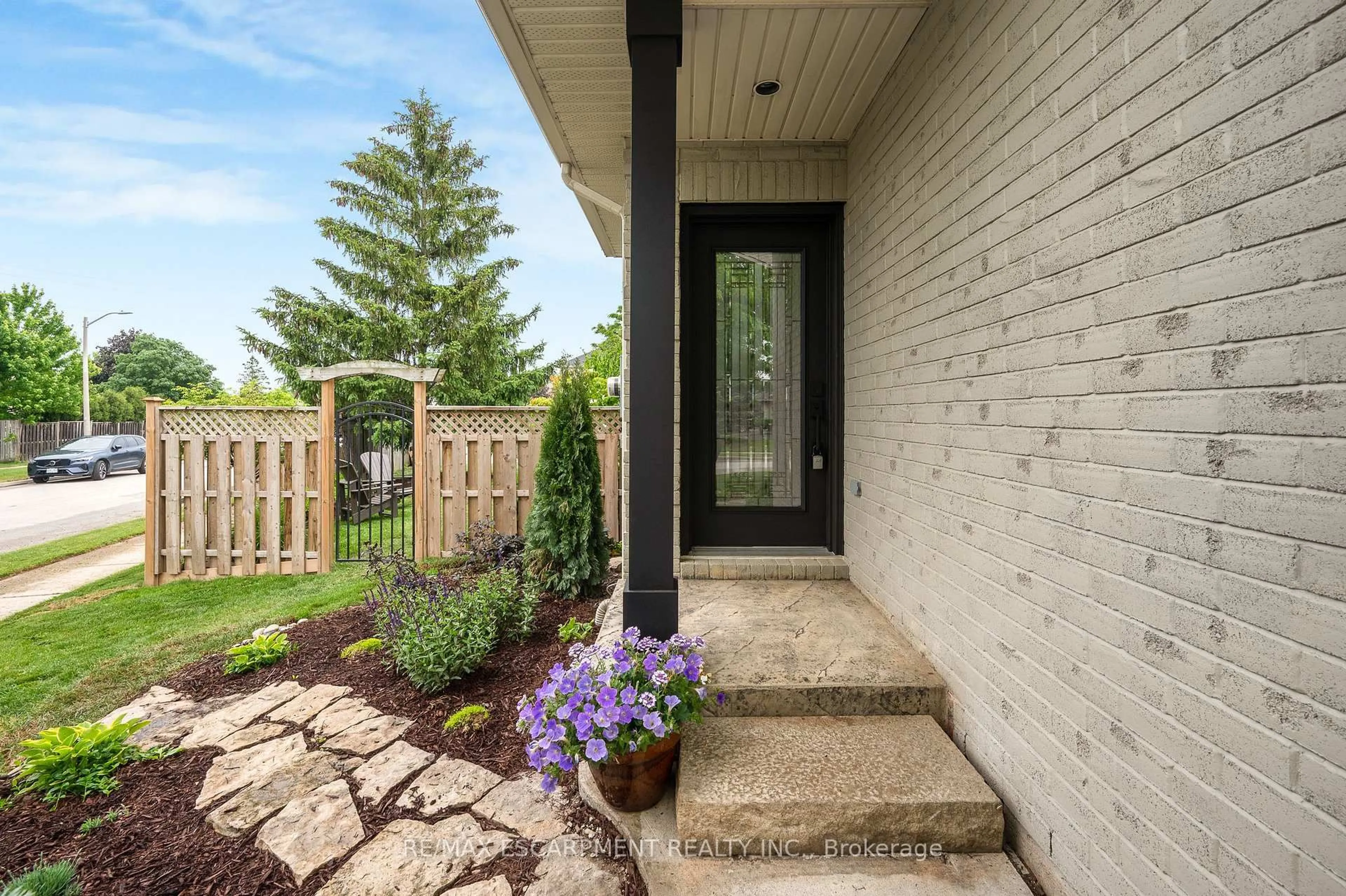 Home with brick exterior material, street for 4014 Jarvis Cres, Burlington Ontario L7M 4K1