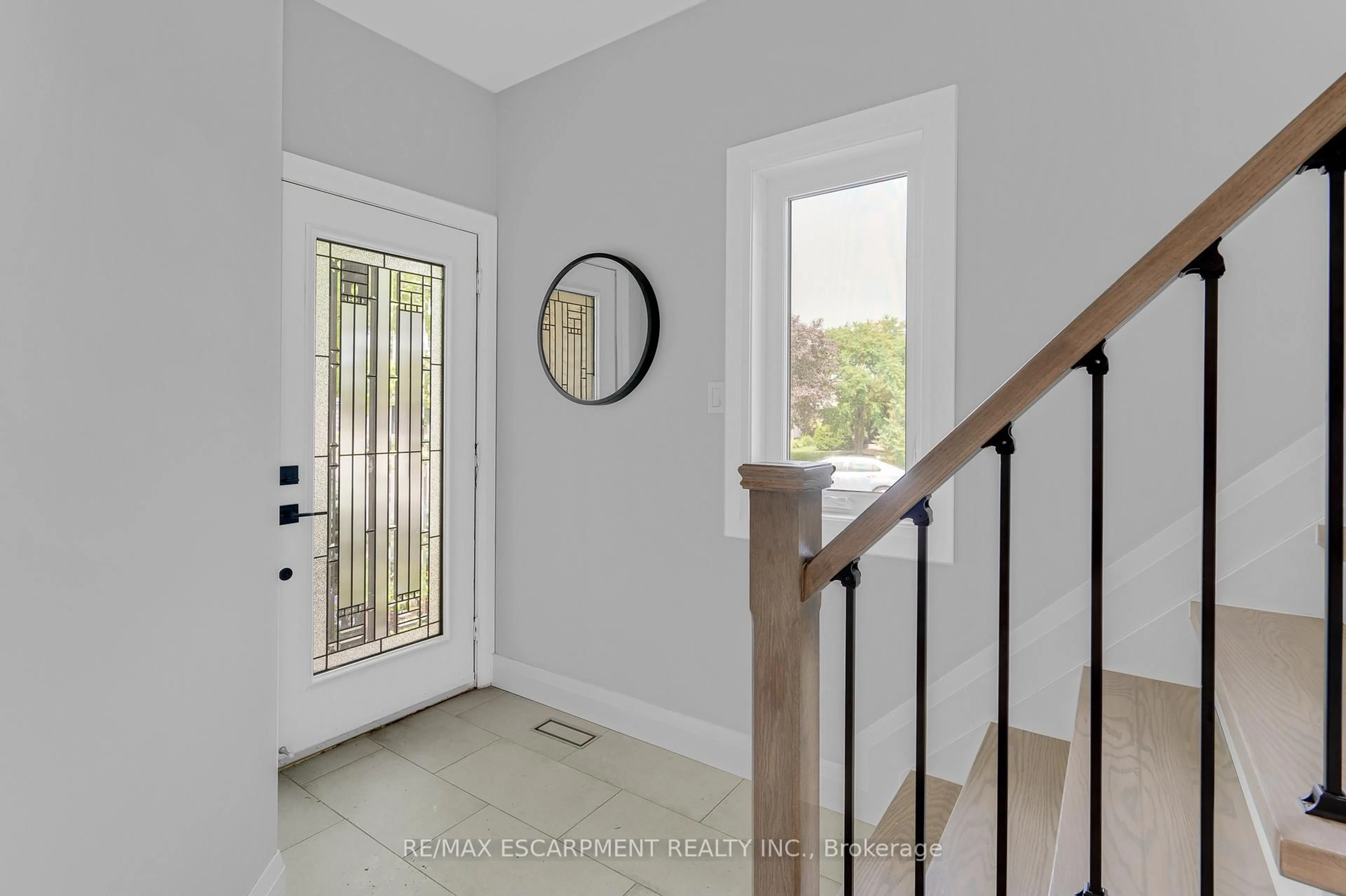 Indoor entryway for 4014 Jarvis Cres, Burlington Ontario L7M 4K1