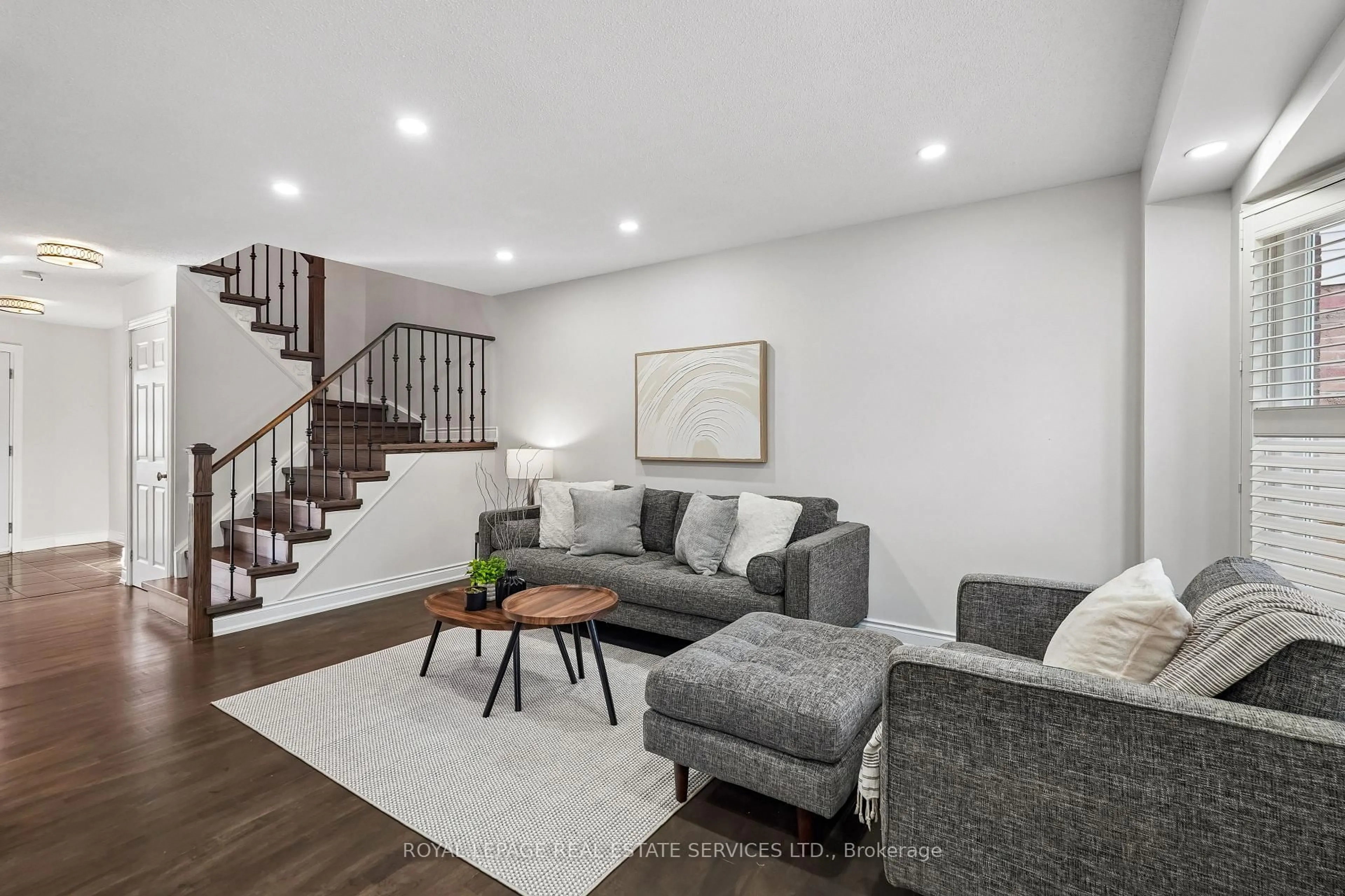 Living room with furniture, unknown for 1142 Springbrook Cres, Oakville Ontario L6M 2C8