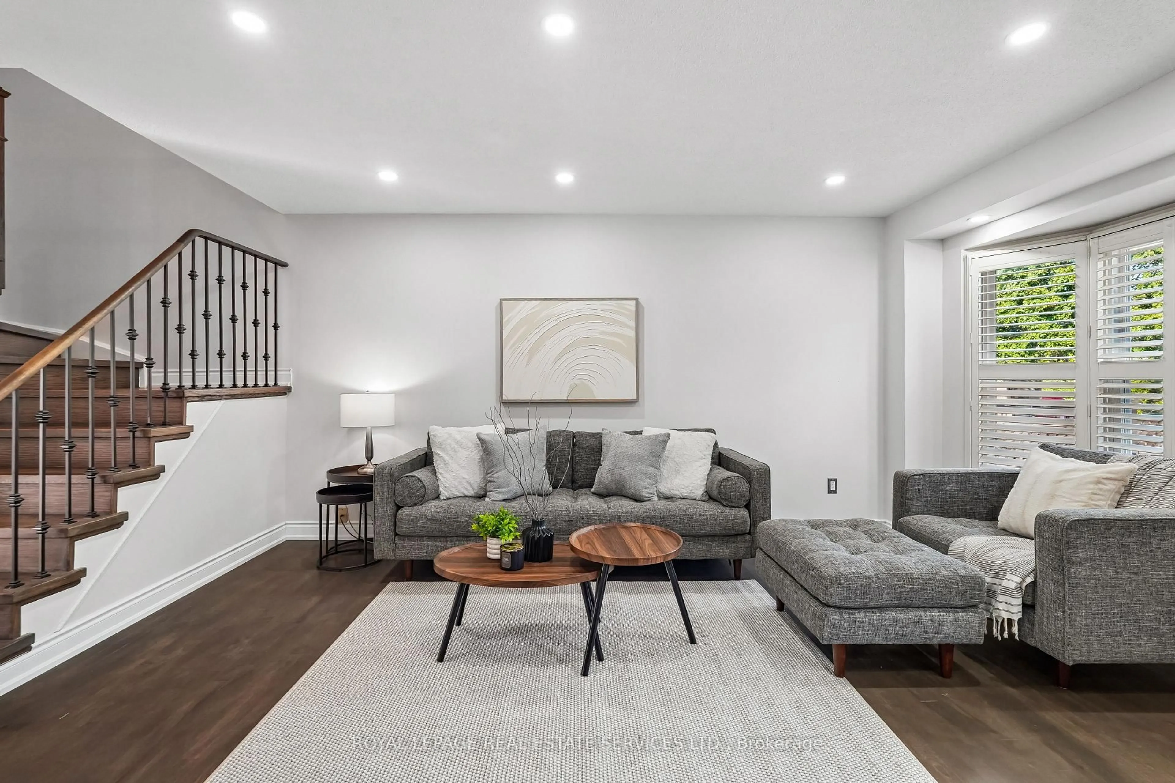 Living room with furniture, unknown for 1142 Springbrook Cres, Oakville Ontario L6M 2C8