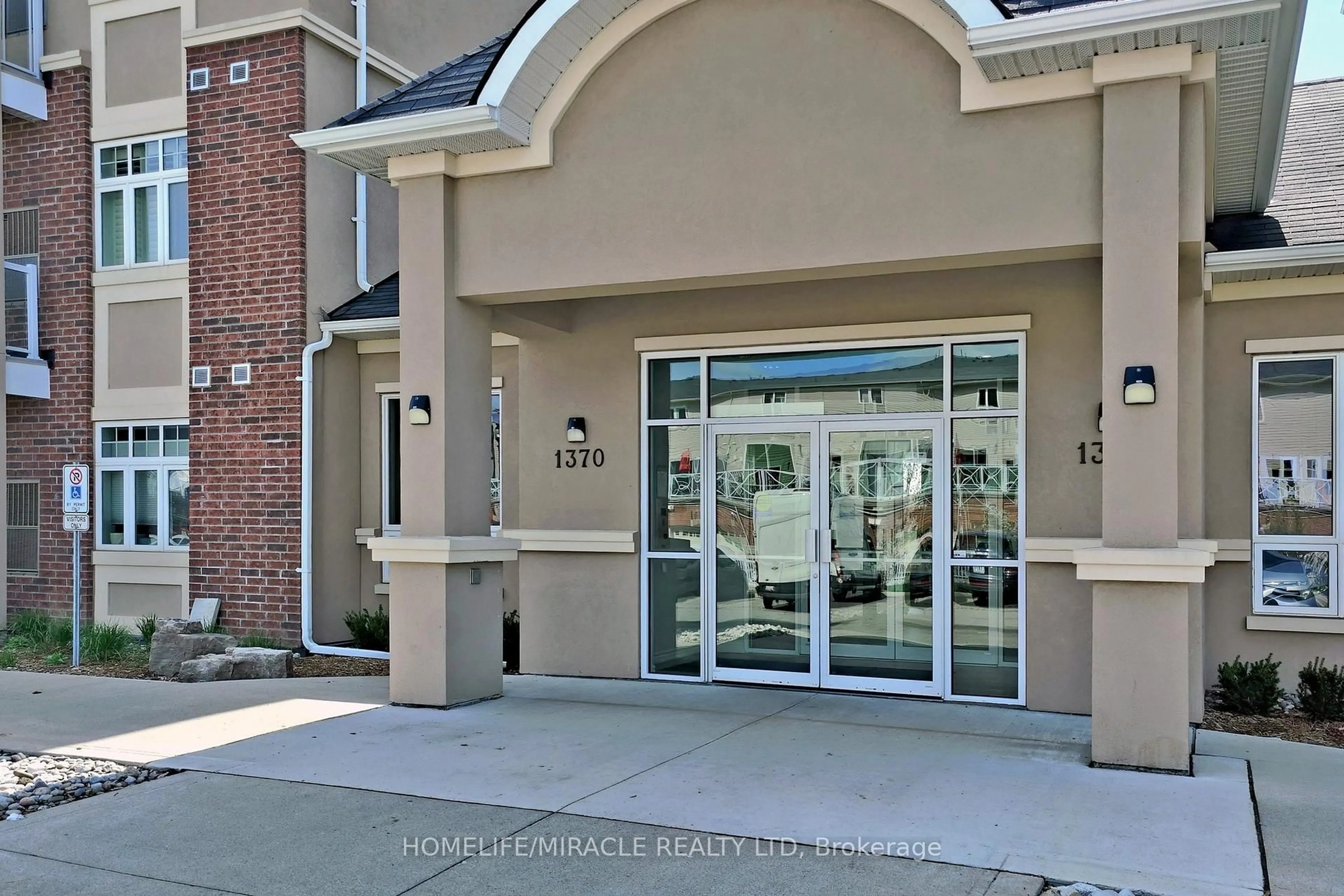 Indoor foyer for 1370 Costigan Rd #402, Milton Ontario L9T 0Y7